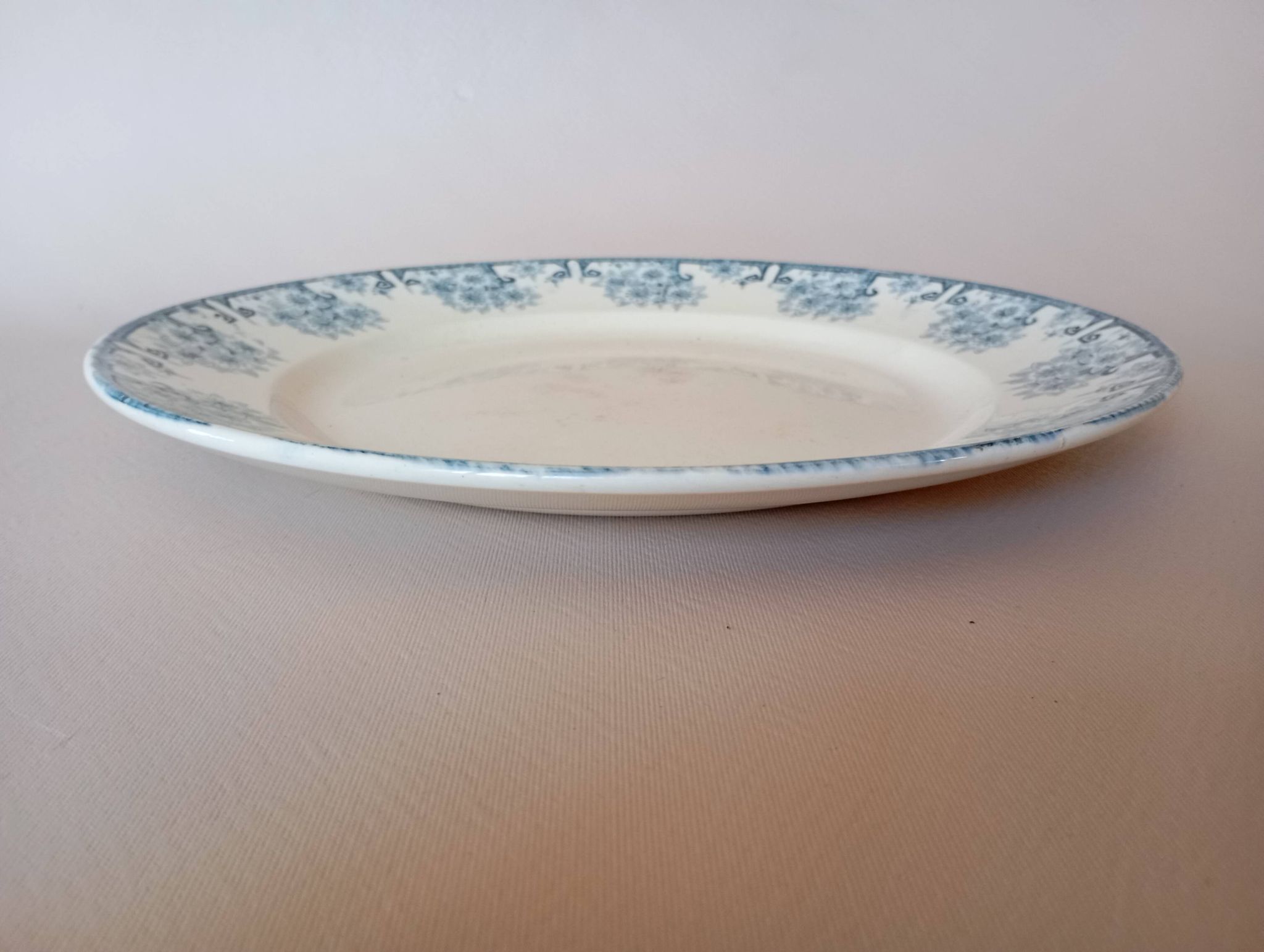 Plat à gâteau en terre de fer Longwy "Marguerites"