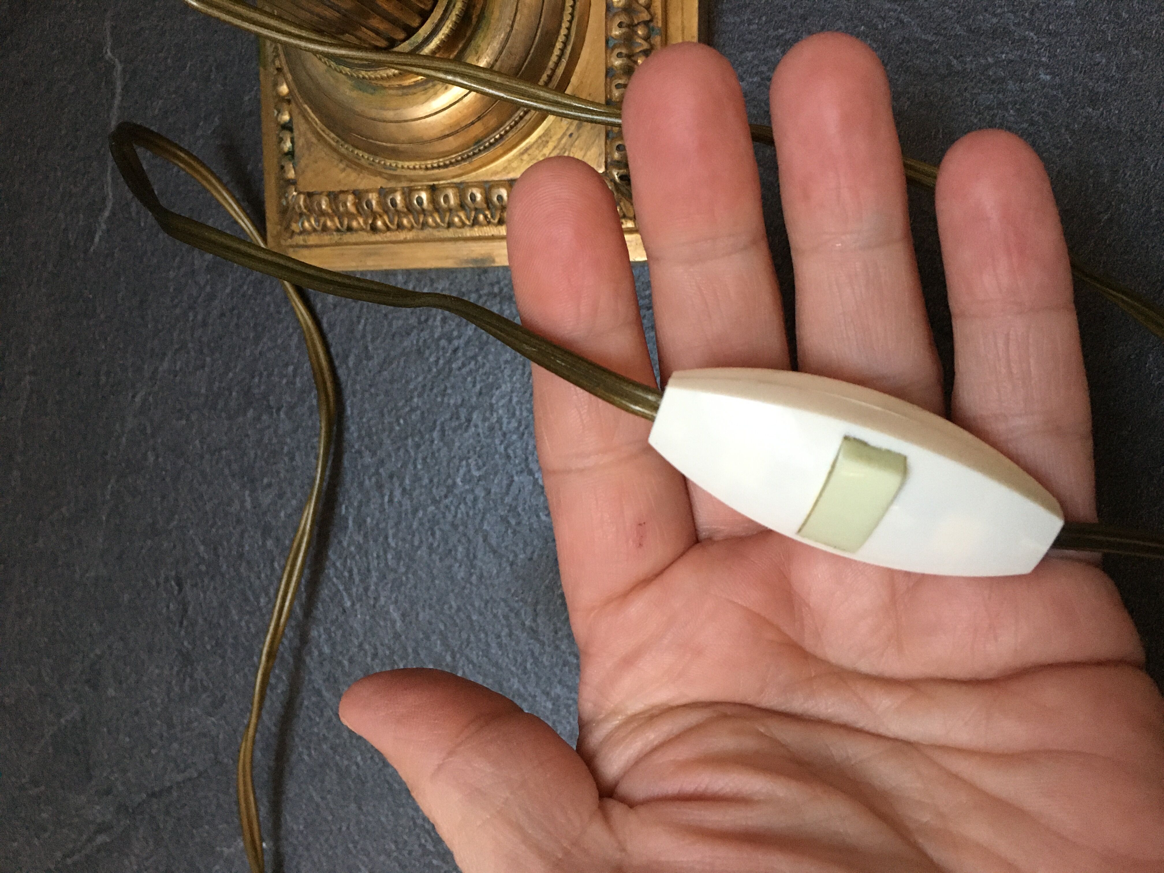 Golden bronze Corinthian column lamp