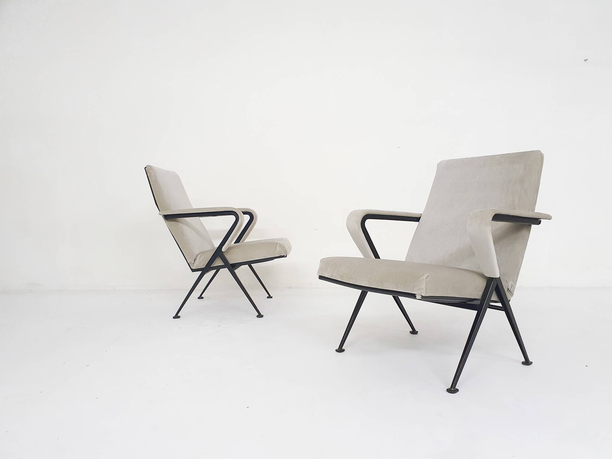 Set of two "Repose" lounge chairs by Friso Kramer for Ahrend de Cirkel, The Netherlands 1959