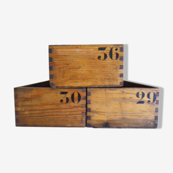 Casiers anciens en bois assemblage à tenon mortaise numérotés 29,30,36 - années 1950 - lot de 3