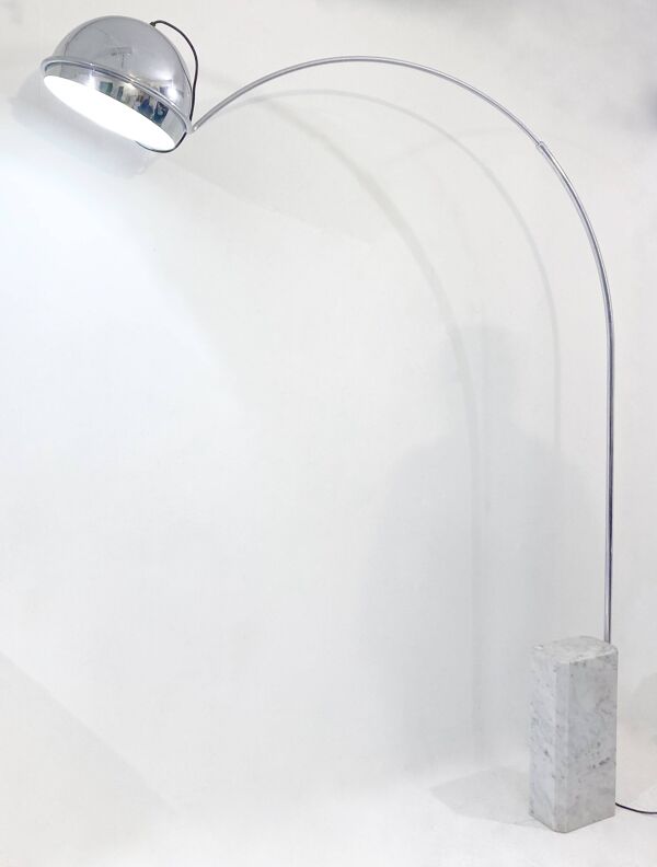 Lampadaire arc en marbre et métal chromé, années 1970