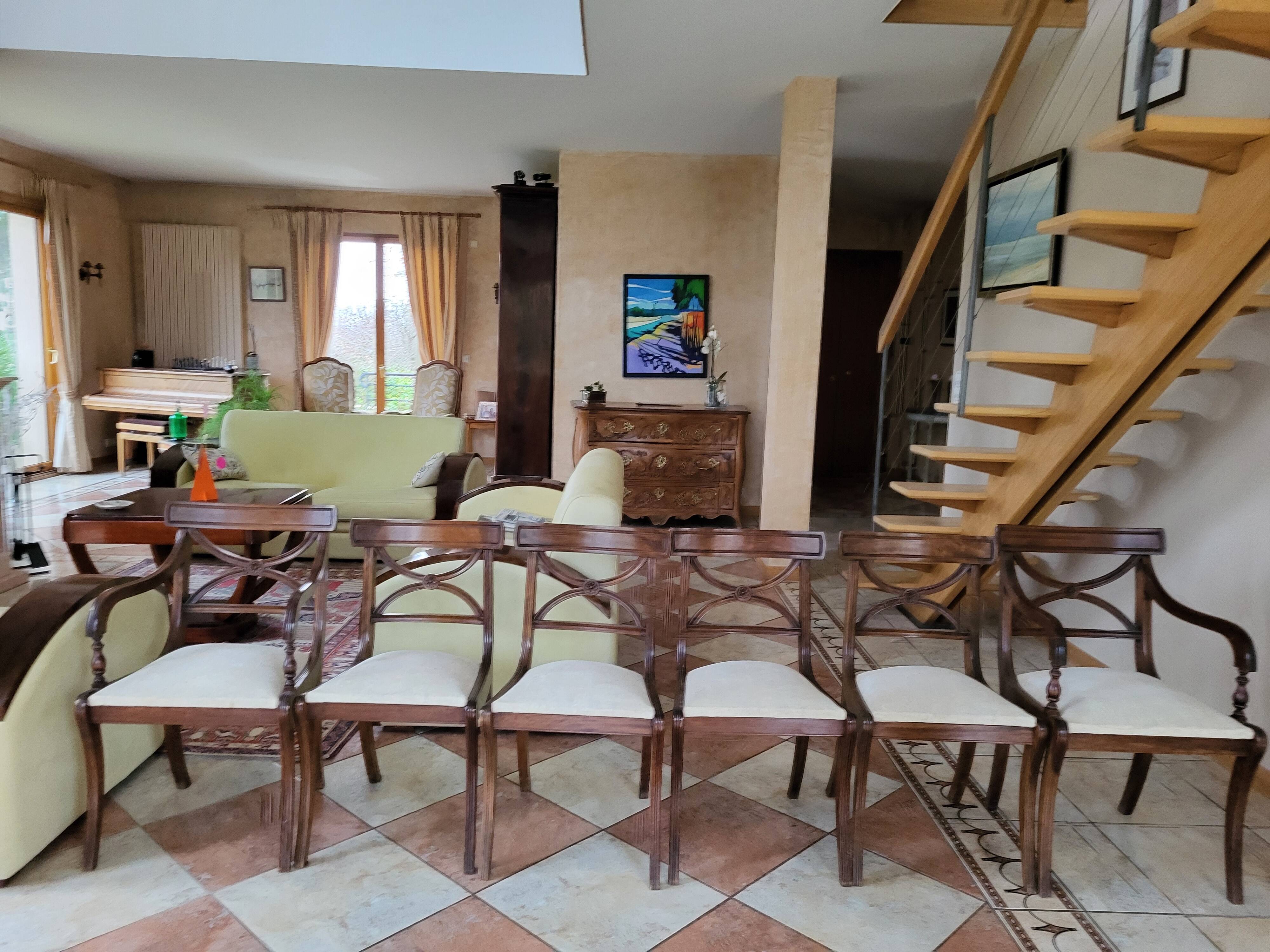 Set of 6 table chairs. Sale of the complete set