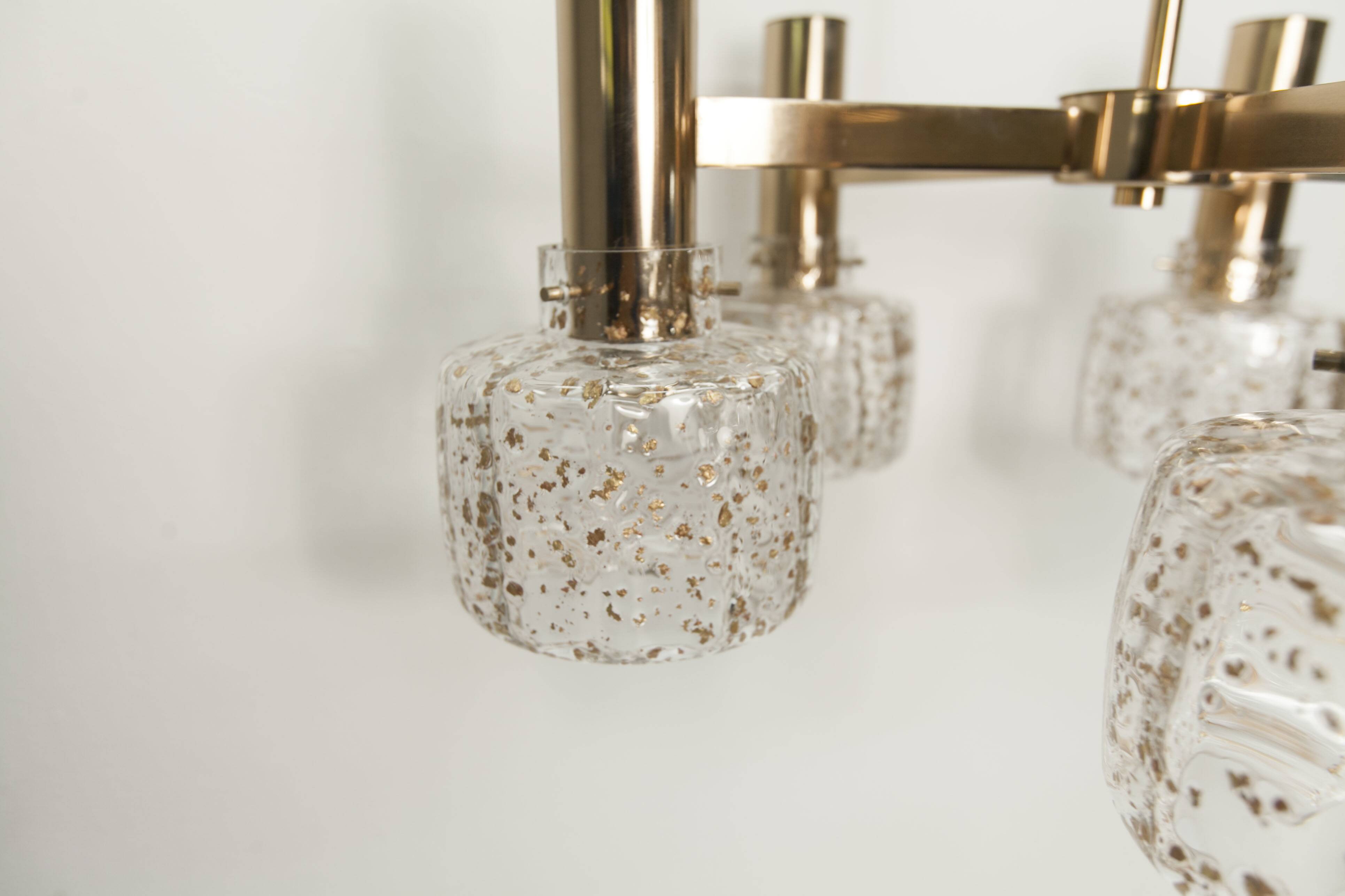 Lustre 5 branches doré et verre soufflé à paillettes dorées 1960