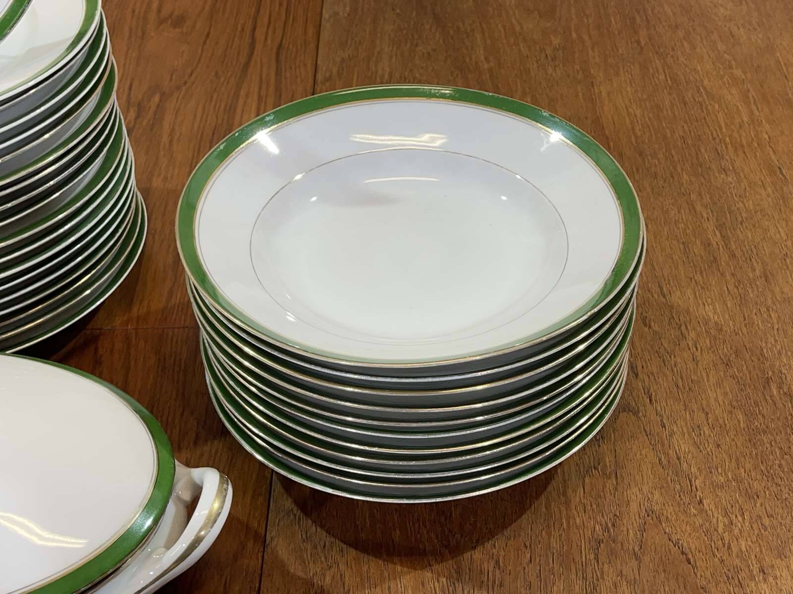 Service de table en porcelaine de Limoges années 60 vert et or - 42 pièces