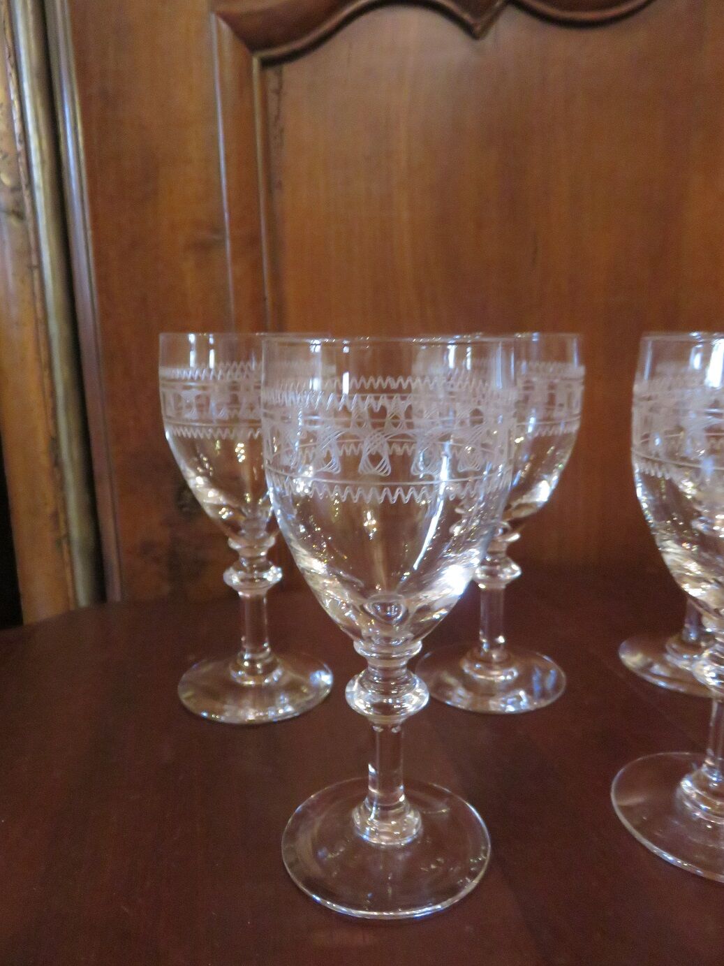 Suite de 7 verres à vin en cristal