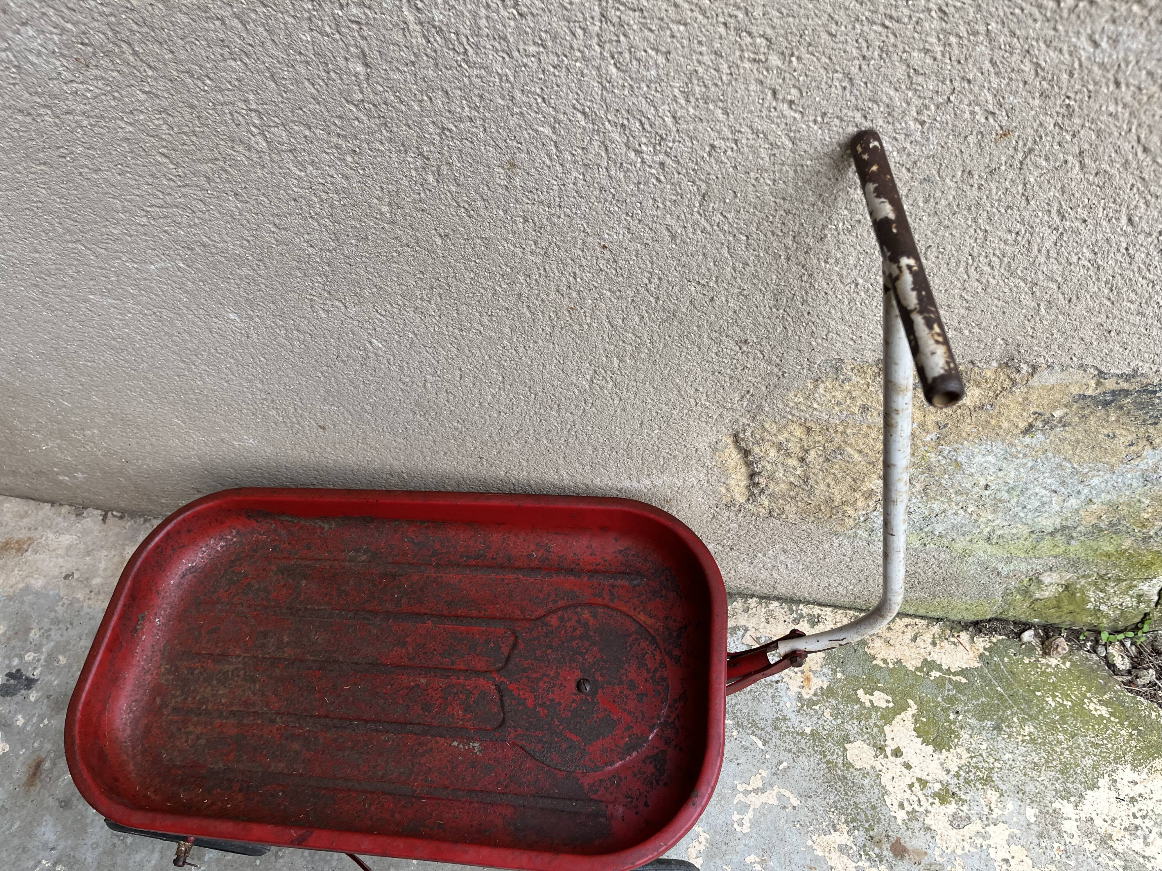 Old child's pull-out cart "the mistral"