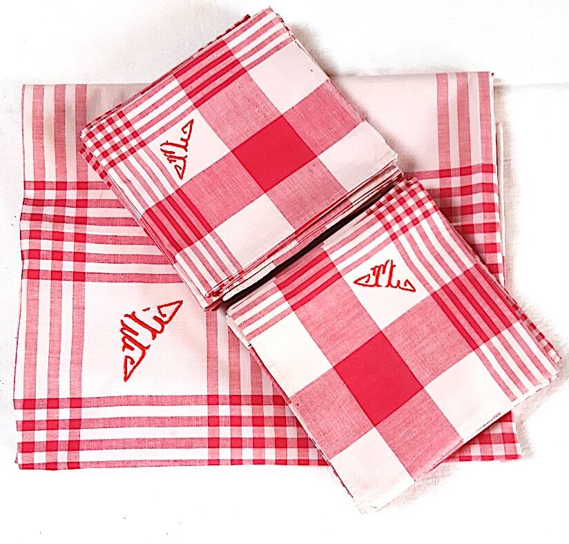 tablecloth and red and white checked napkins 154x164 cm