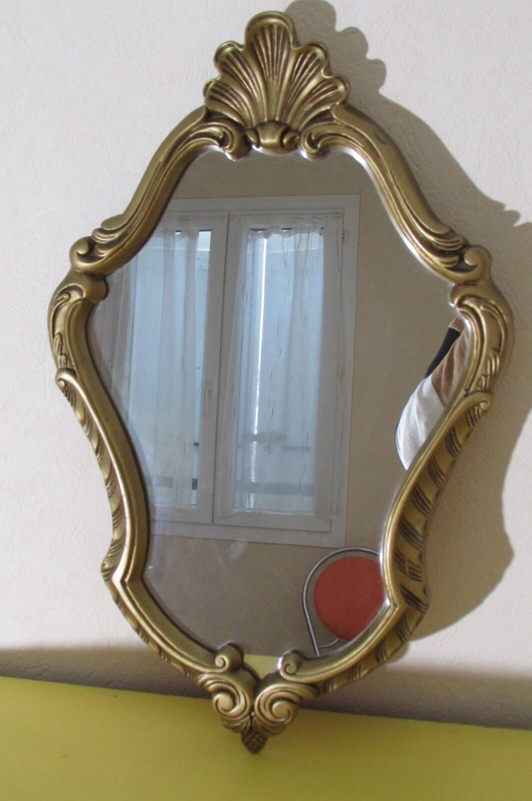 Small violin mirror in gilded resin