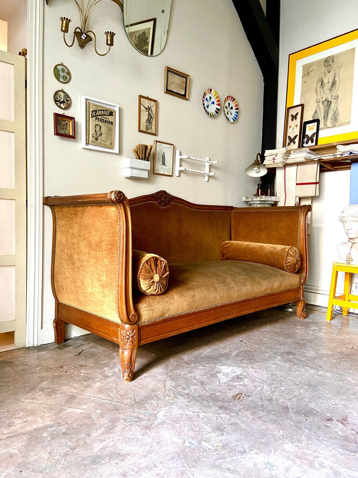 Bench, roller daybed in chiseled wood and ocher velvet, mid-19th century