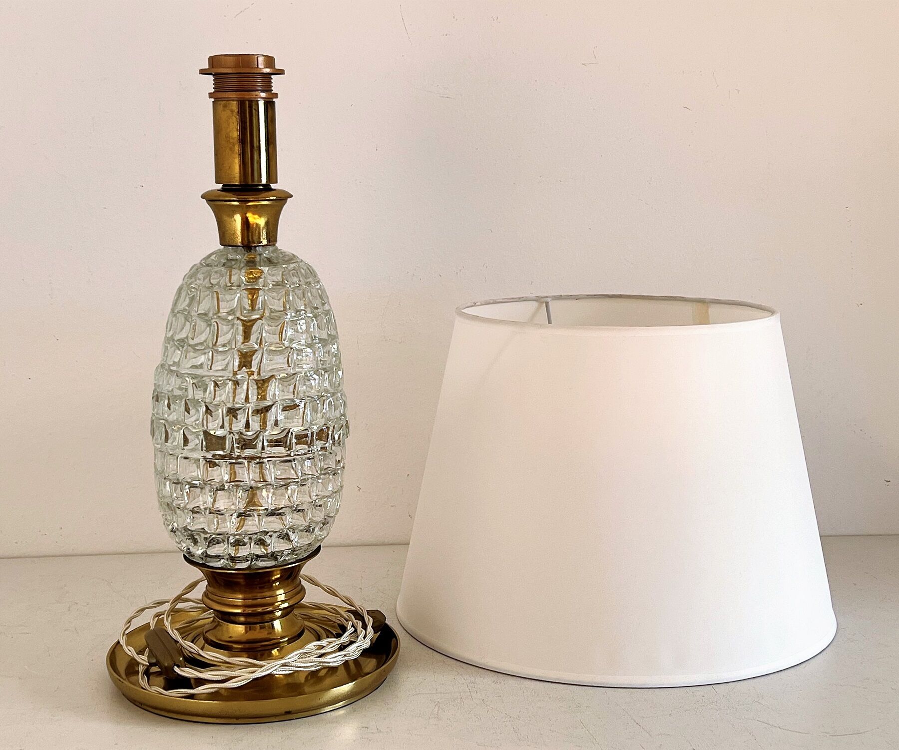 Italian mid-century table lamp with brass and creased murano glass