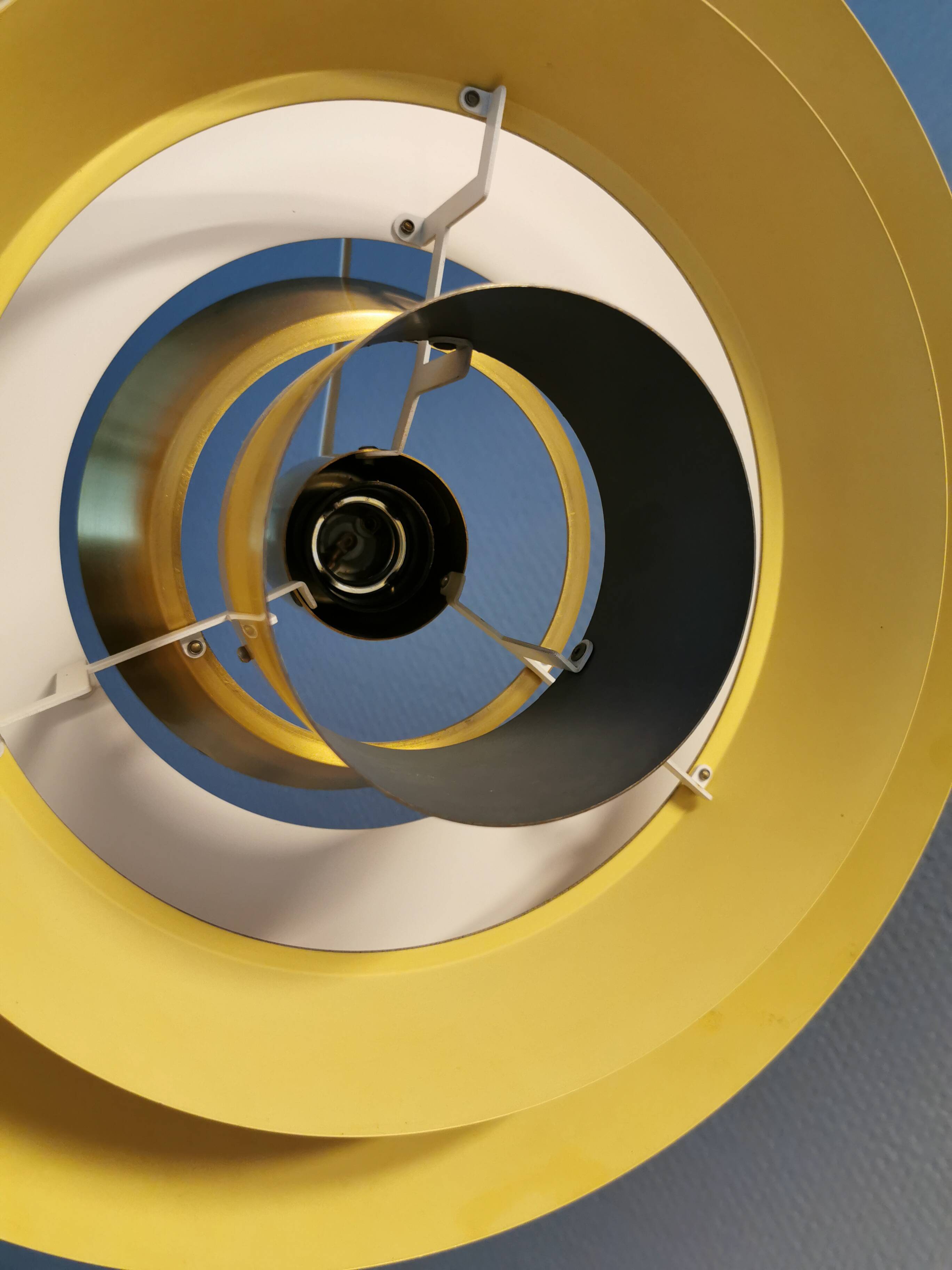 Une lampe suspendue danoise en laiton massif du milieu du siècle par Jo Hammerborg pour Fog & Mørup.