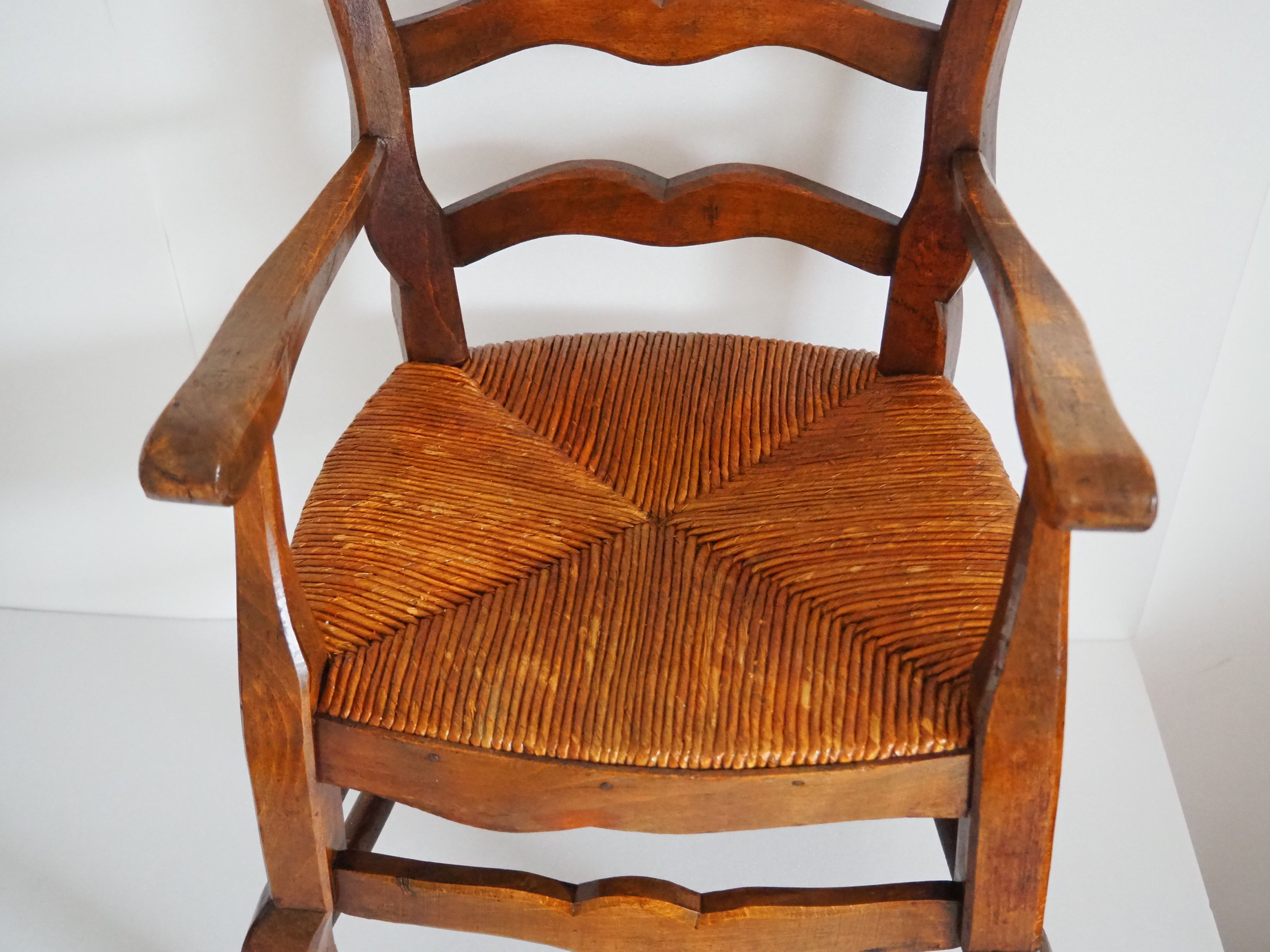 Children's armchair in solid wood with its mulched seat