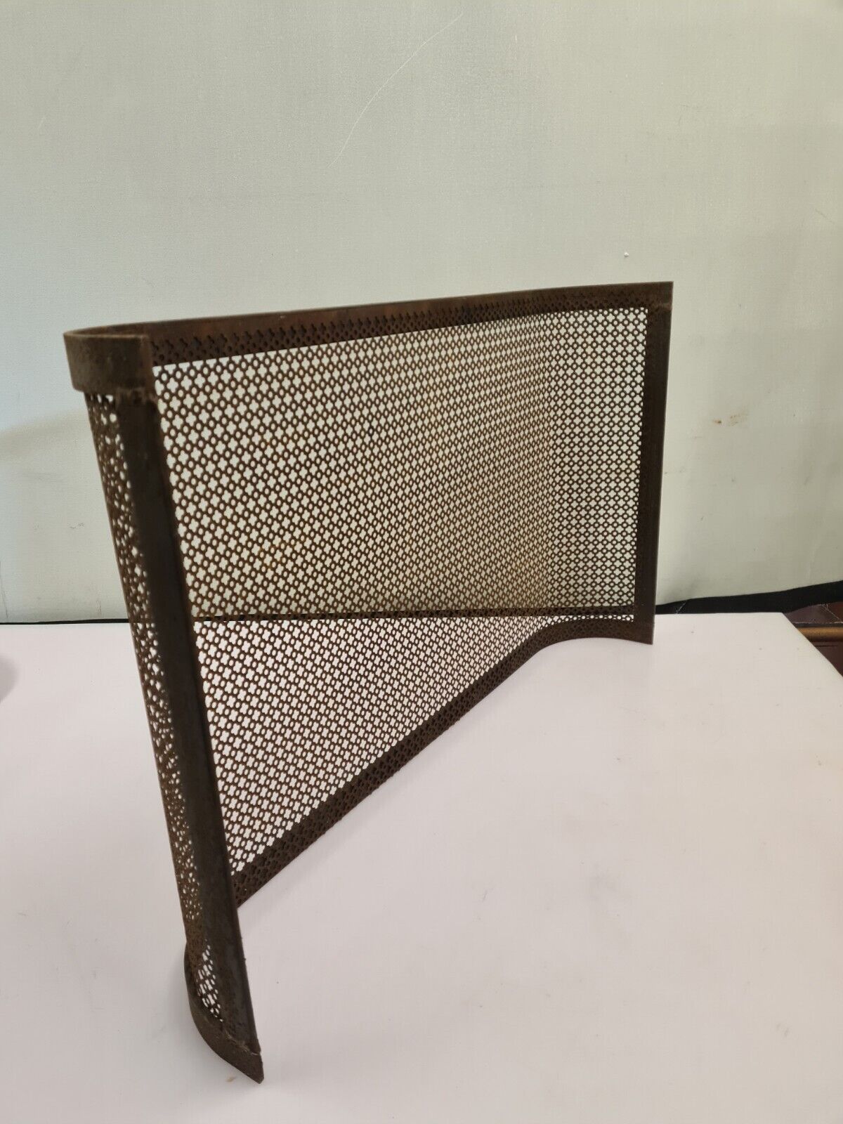 Iron chimney screen
