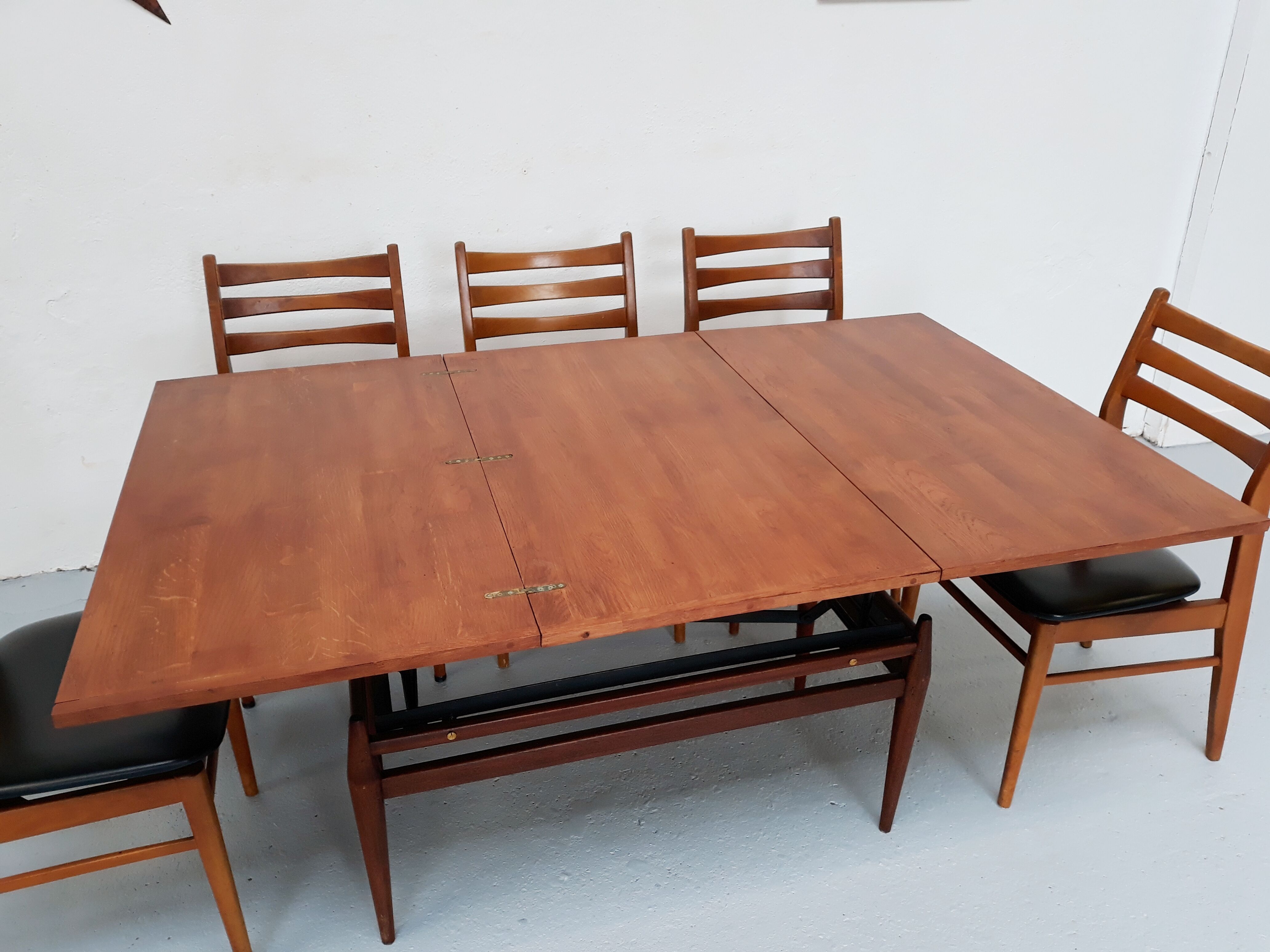 Flexible scandinavian vintage coffee table