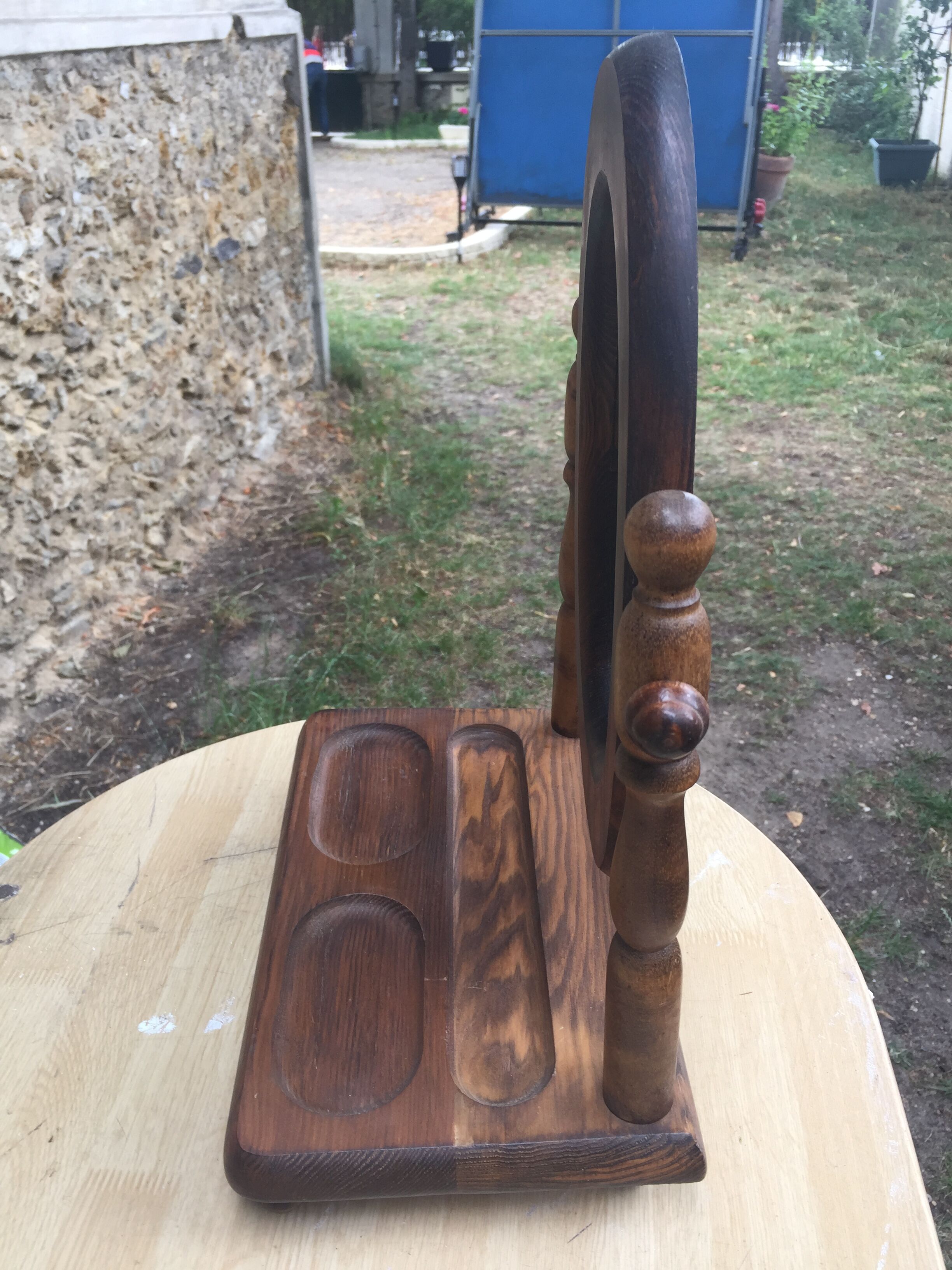 Vintage standing swivel mirror with tablet