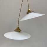 Paire de suspensions en opaline blanche