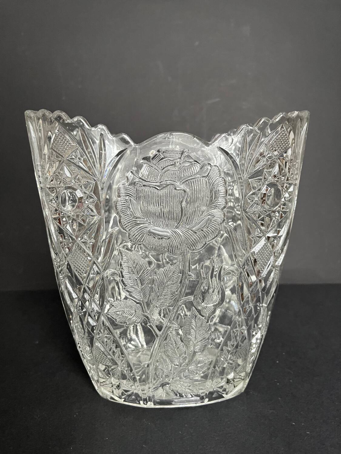 Vase vintage en verre moulé