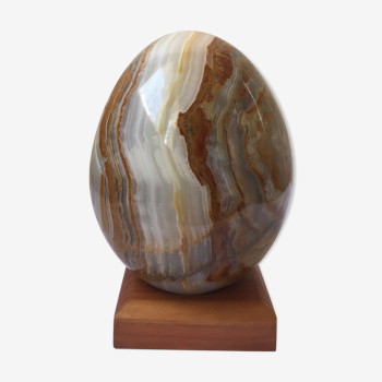 Oeuf en pierre d’onyx de grande taille sur socle