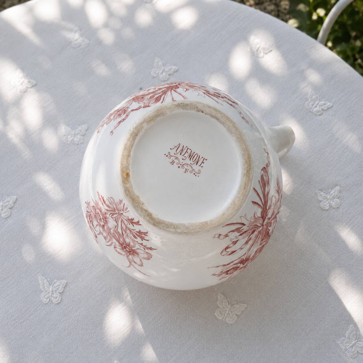 Immense brocade from the 19th century signed Bertrand Bordeaux Anemone ironstone.