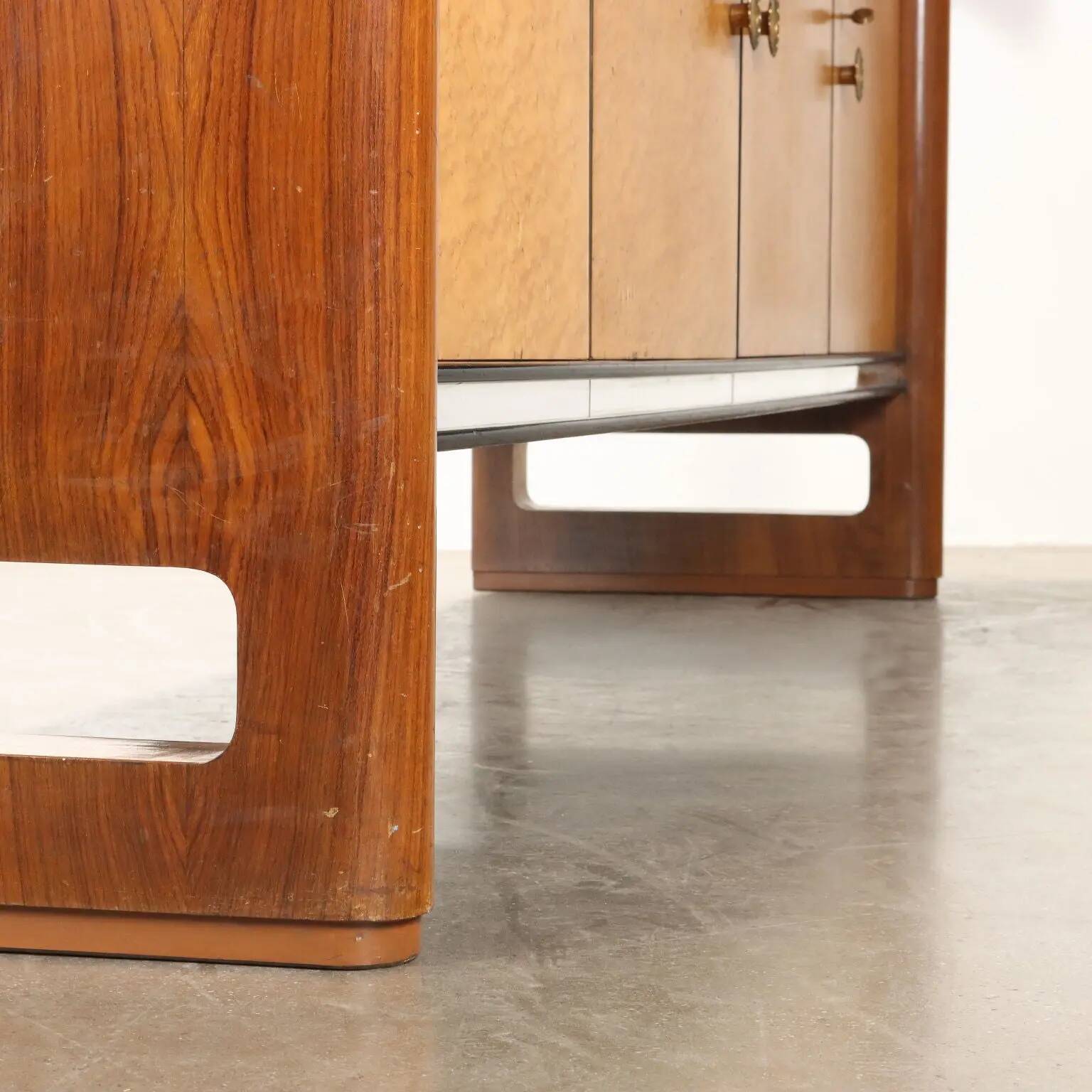 Vintage buffet Palazzi dell'Arte Cantù in walnut veneer, Italy, 1940s.