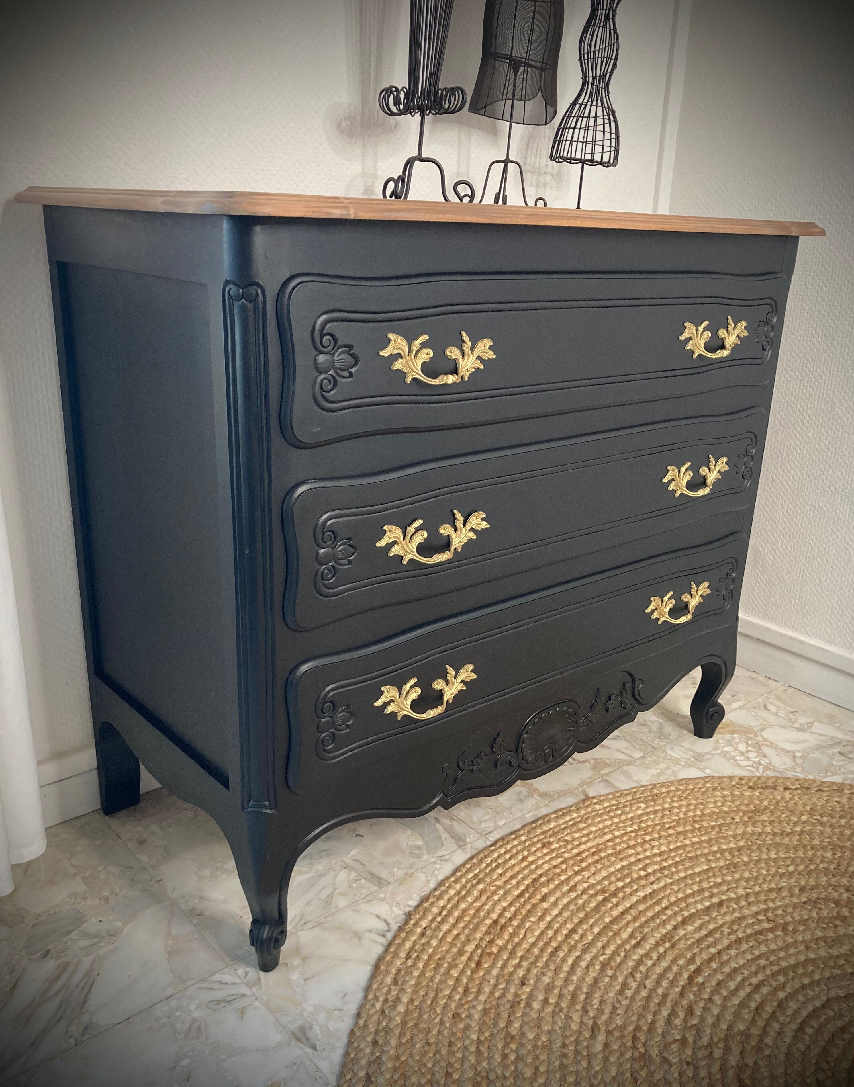 Black patinated commodity