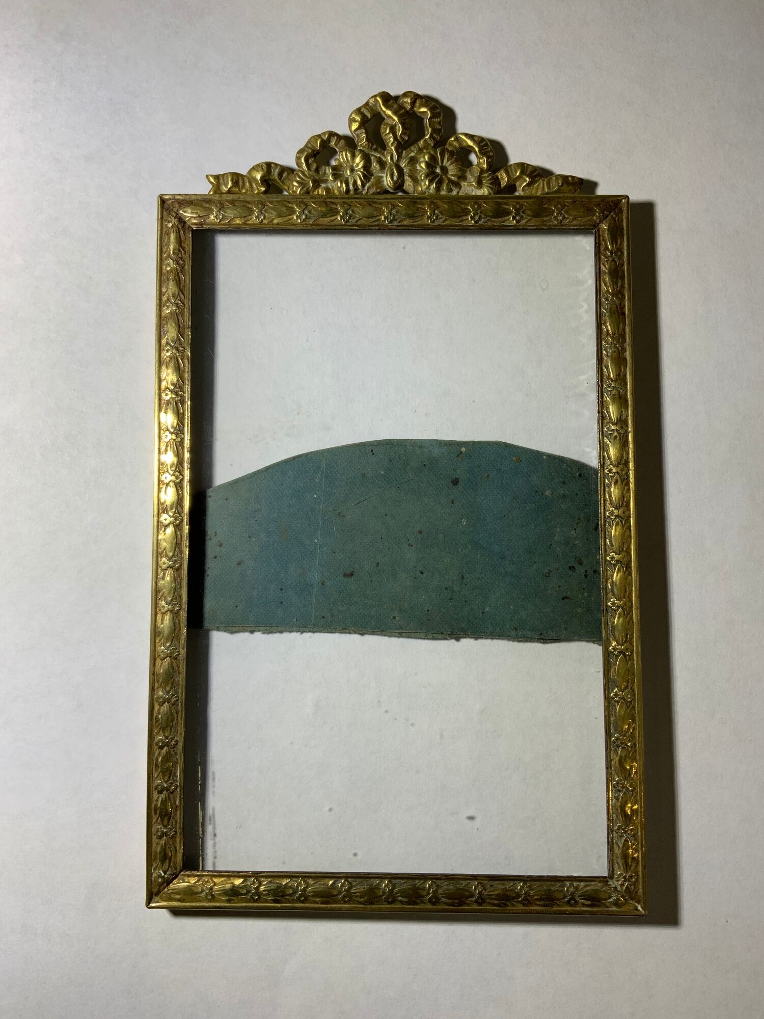 Old photo frame in golden brass floral decoration and small knot 18th With glass