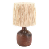 Lampe en grès avec cuisson bois, abat jour en raphia, années 60