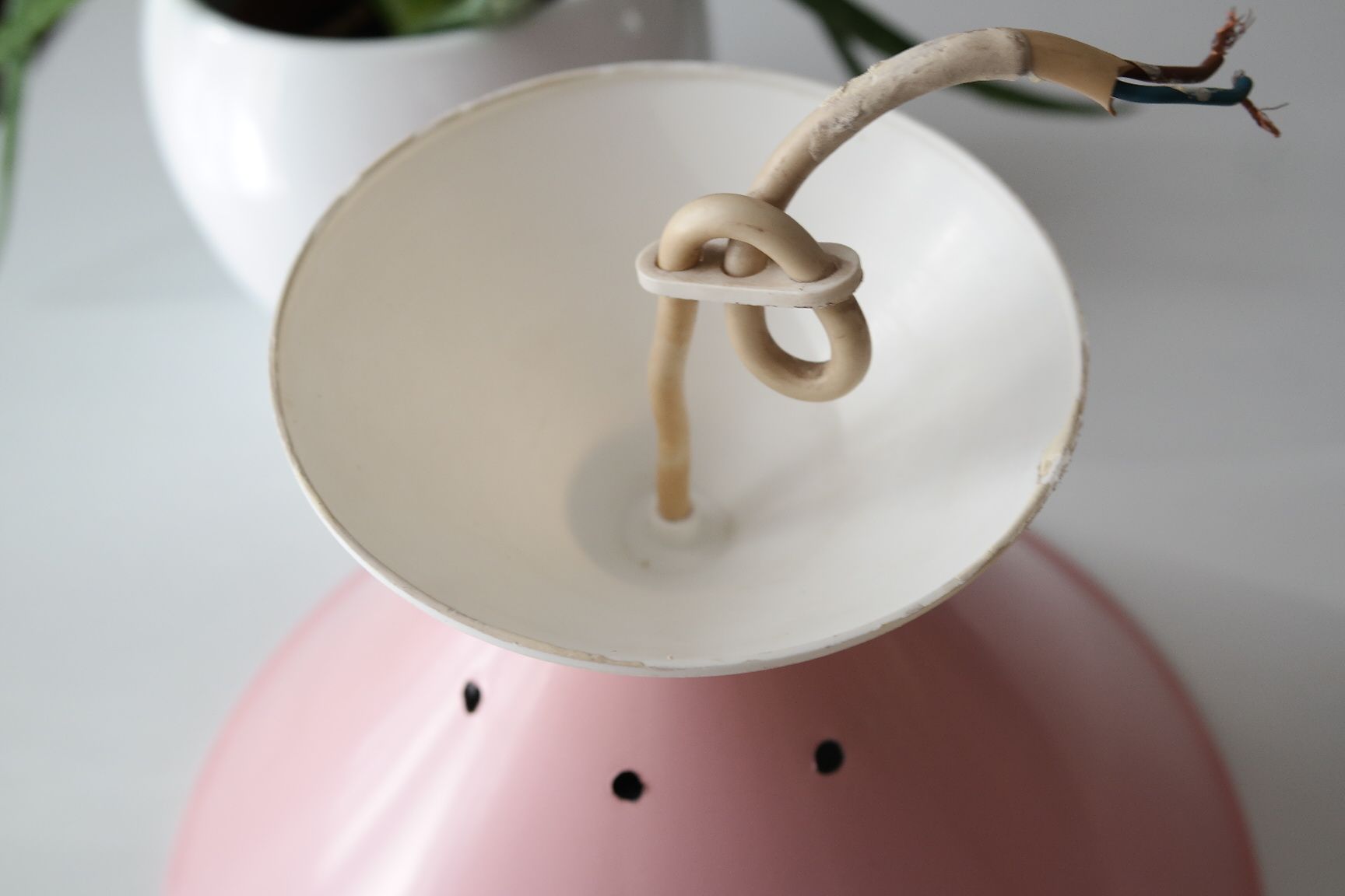 Suspension tôle emaillée rose vintage