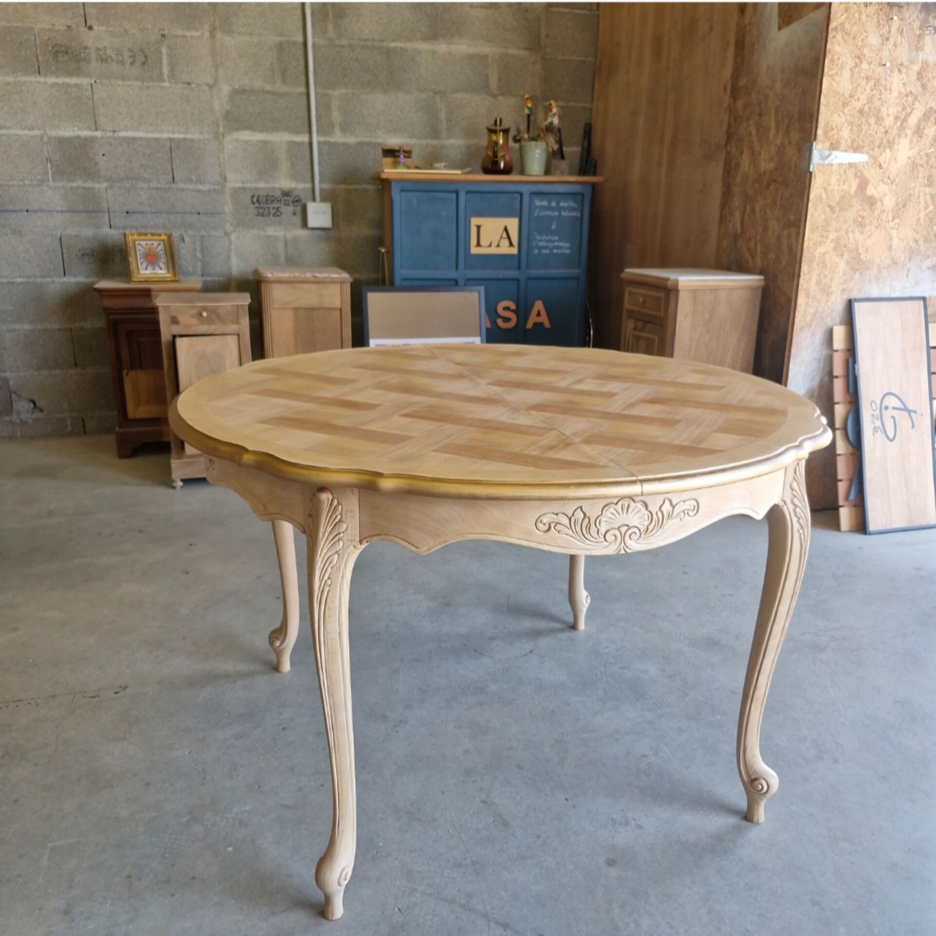 Round table made of cherry wood, sanded and varnished.