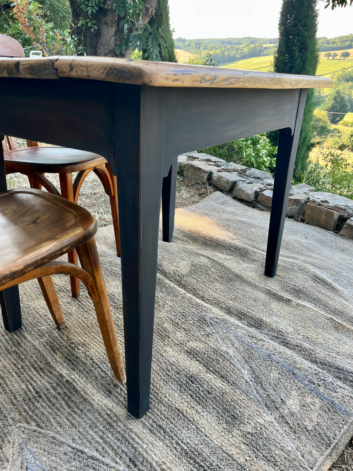 Table de ferme rénovée noire et bois brut
