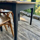 Table de ferme rénovée noire et bois brut
