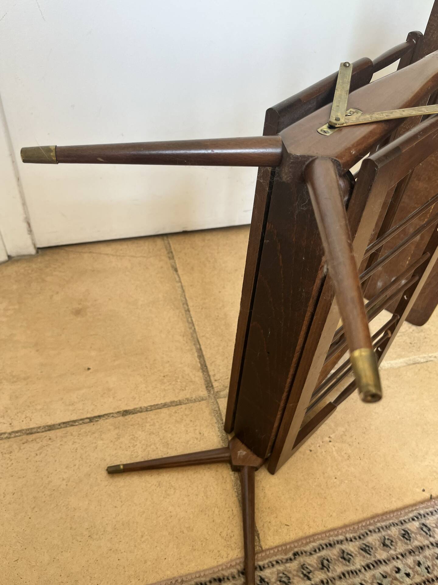 Folding magazine rack with shelf