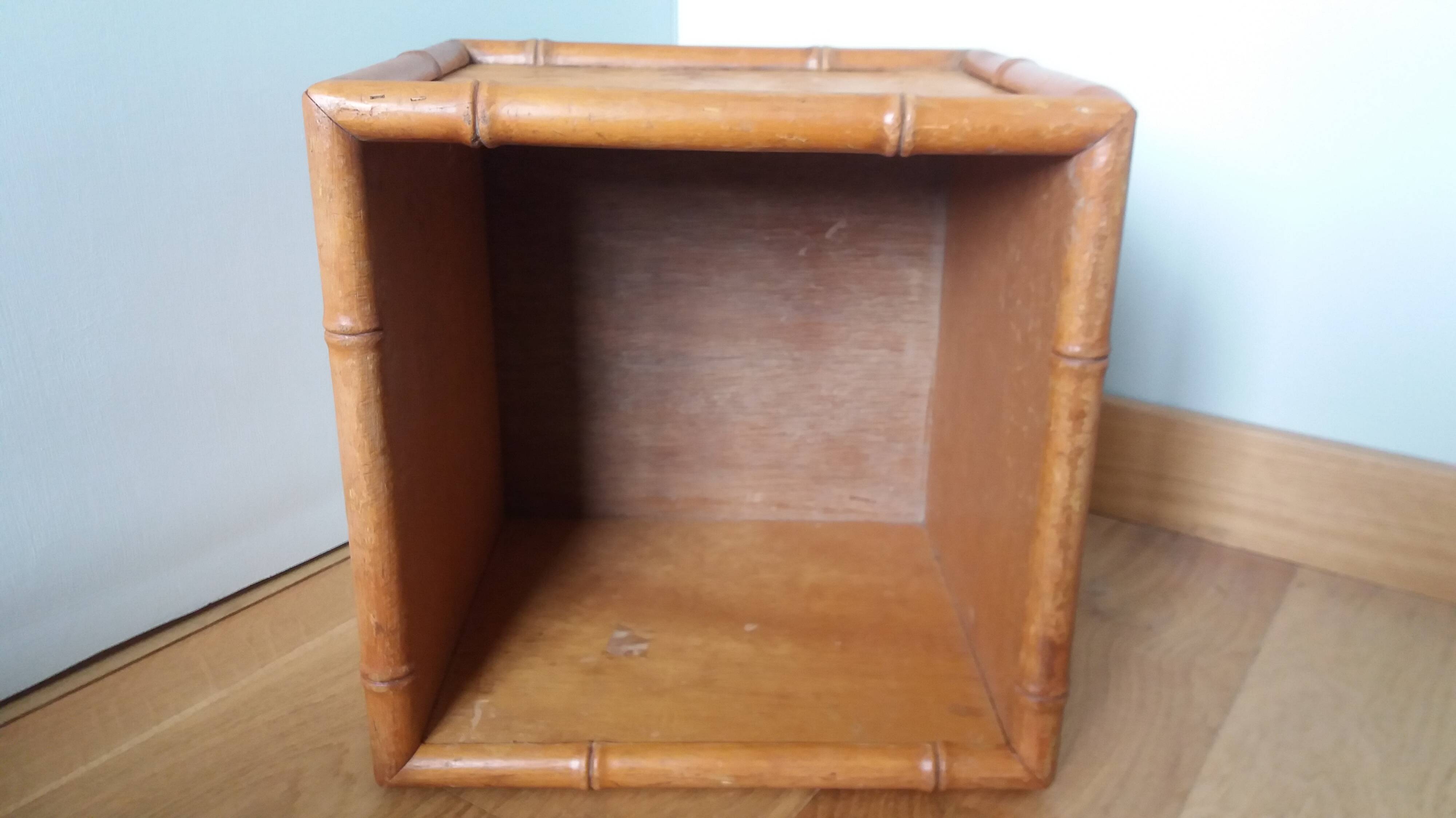 Cache pot, storage box in wood and rattan.