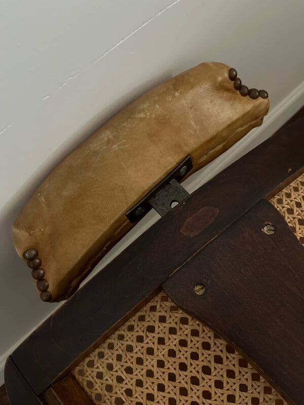 Ancien fauteuil de barbier / coiffeur en cannage