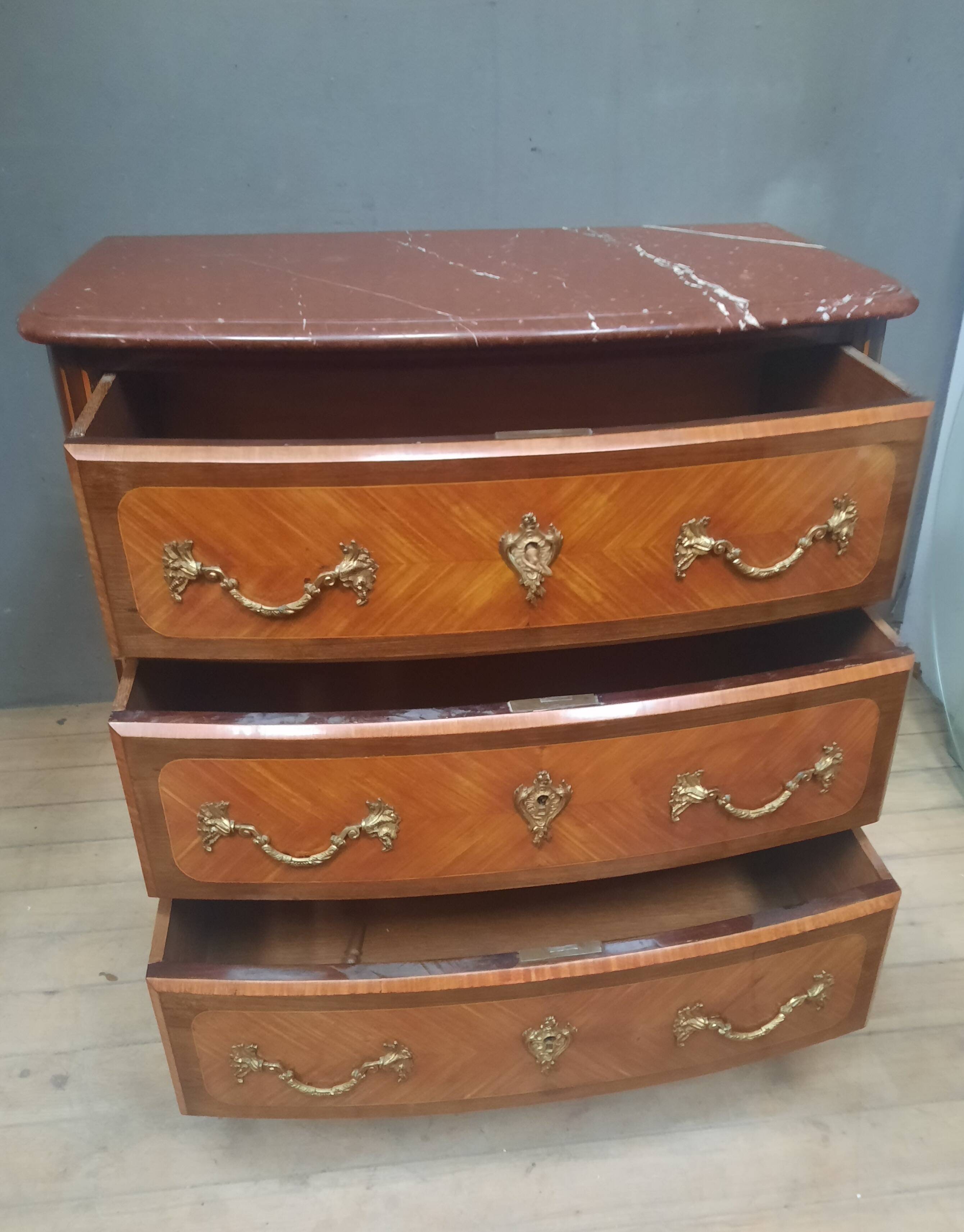 Commode en marquetterie style Louis XIV 9