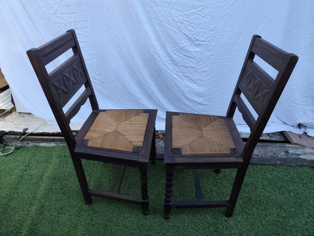 Pair of Vintage Chairs in Carved Wood and Woven Straw Seat - Style