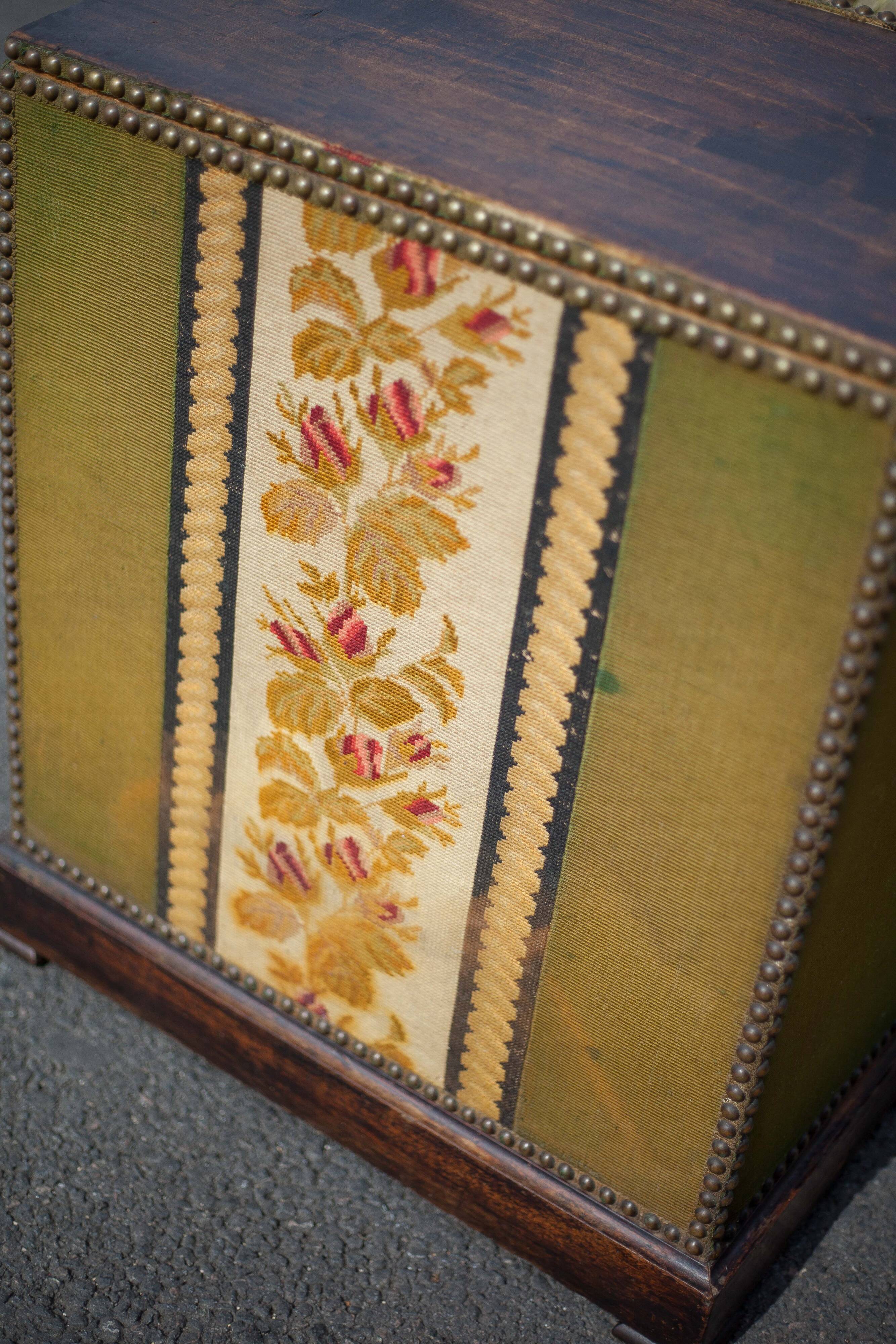 Napoleon III upholstered wooden chest, storage chest, interior decoration