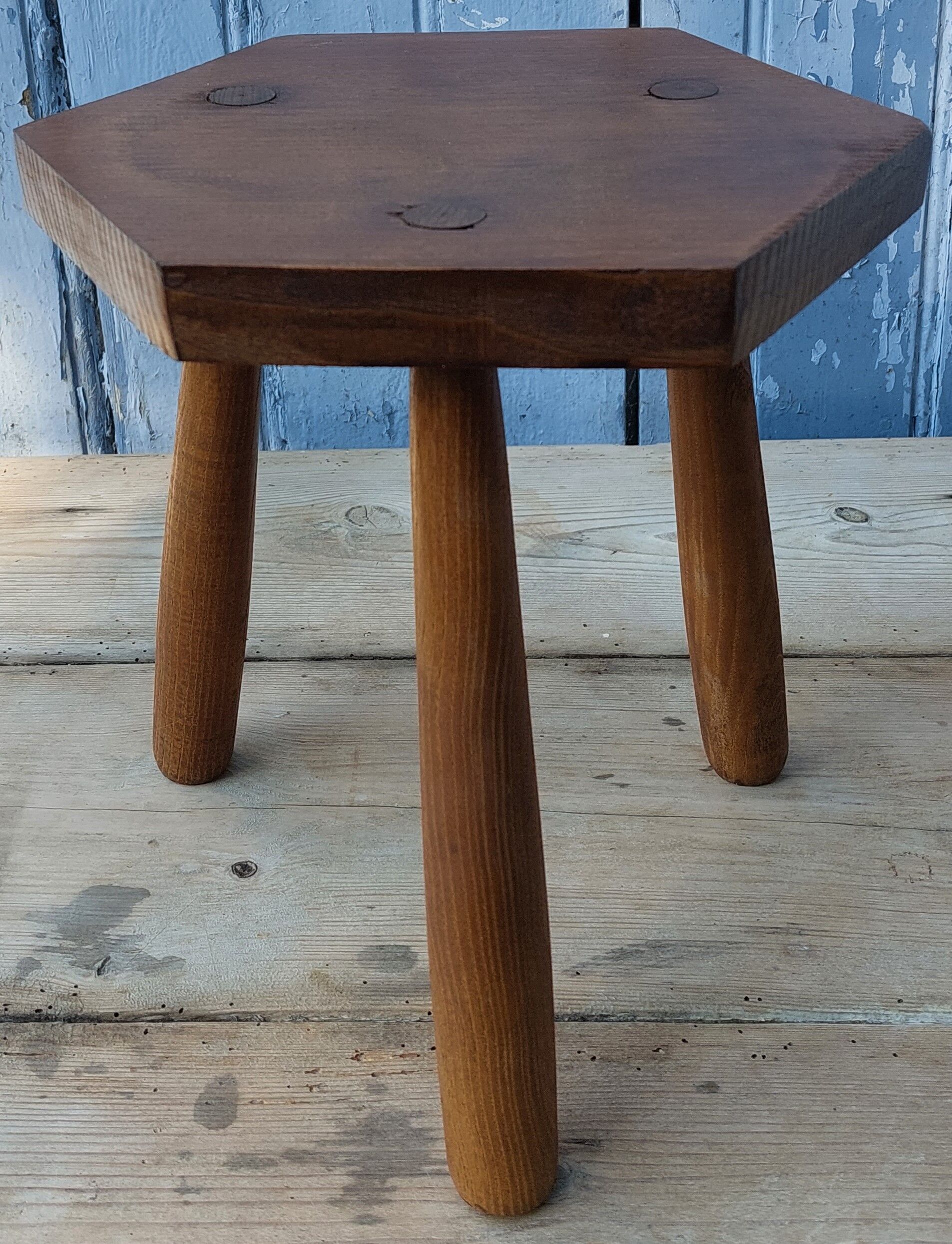 Tripod milking stool