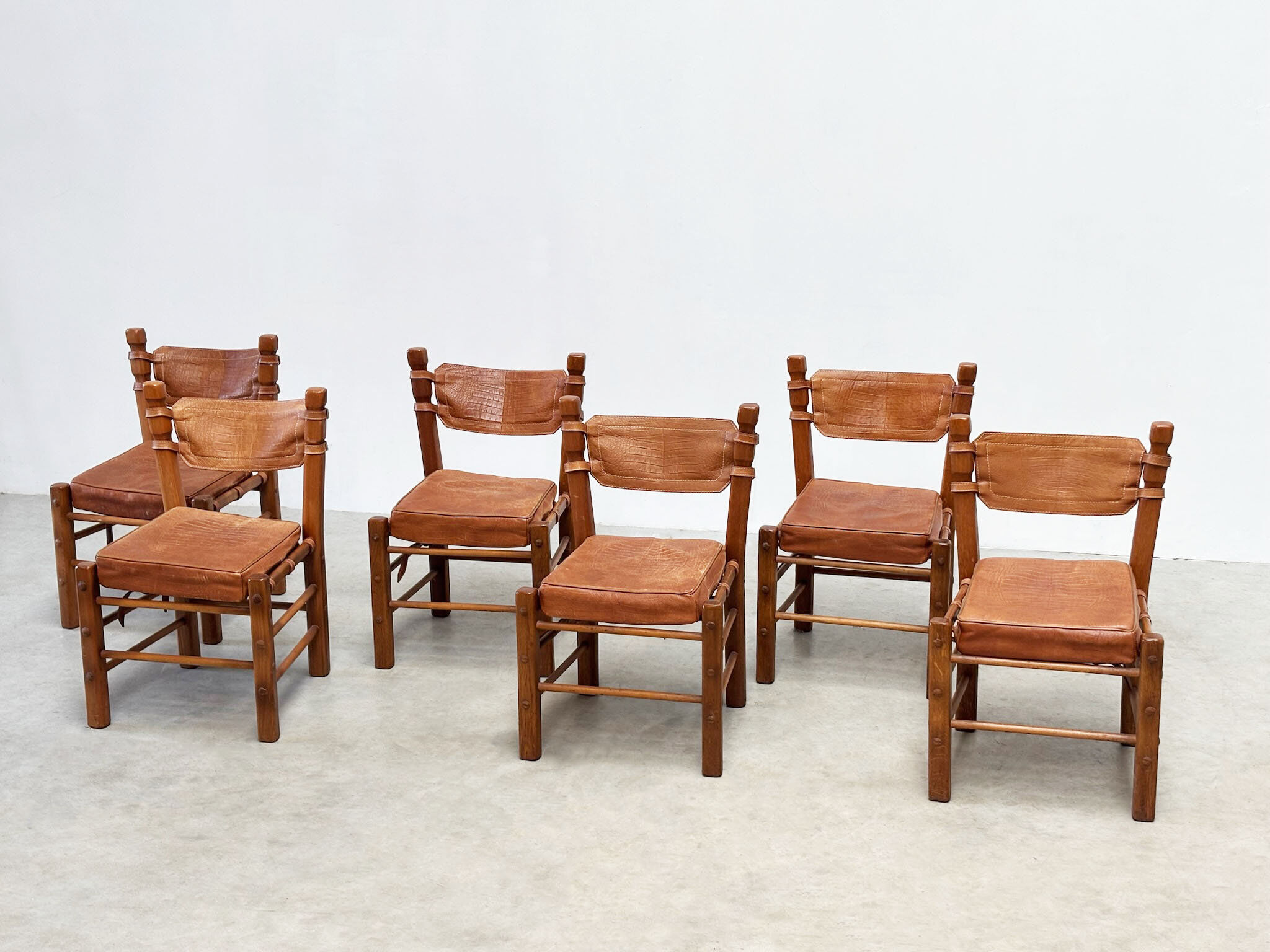 Ensemble de six chaises de salle à manger en cuir brutalistes