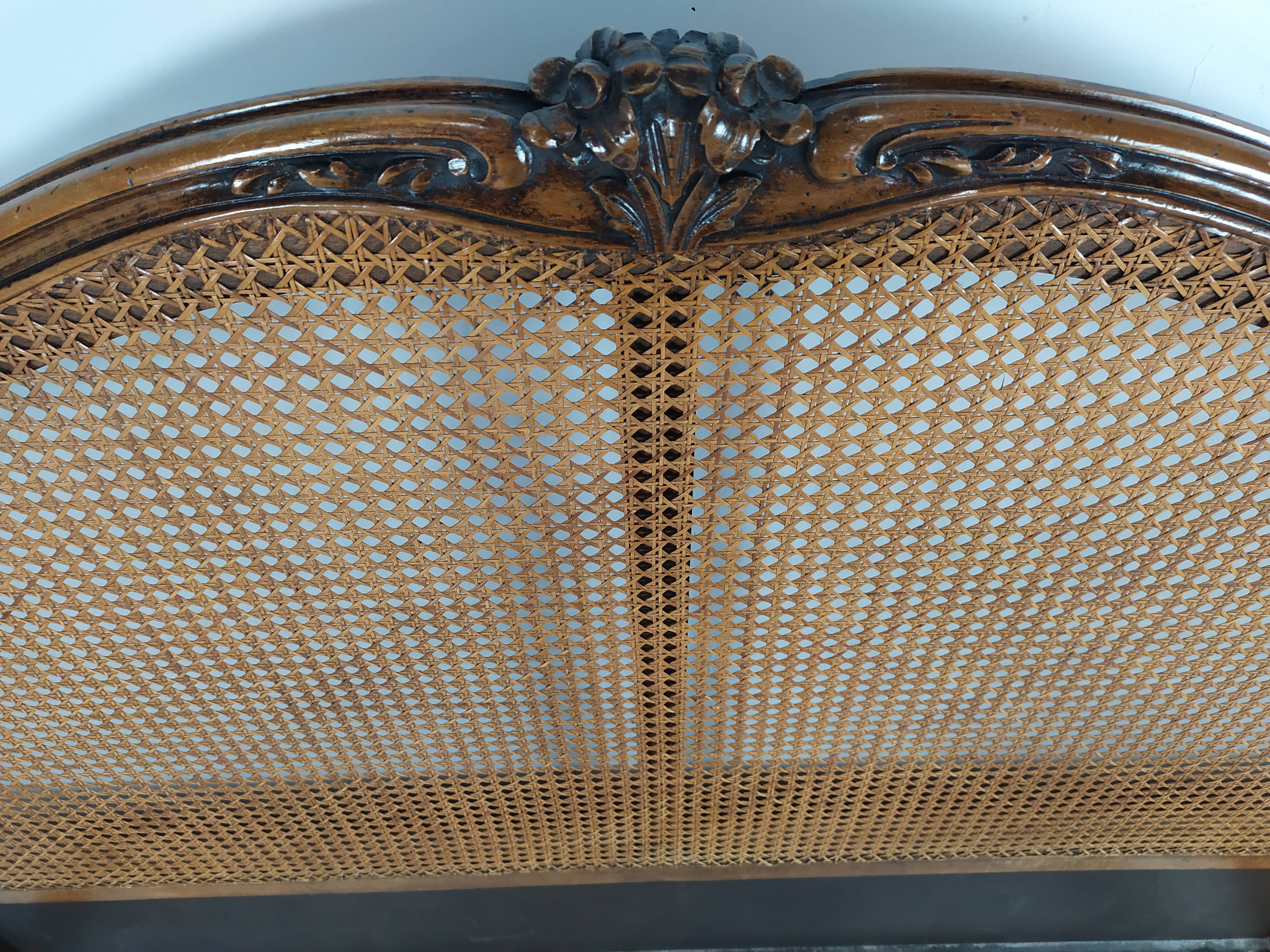Vintage canned basket bed