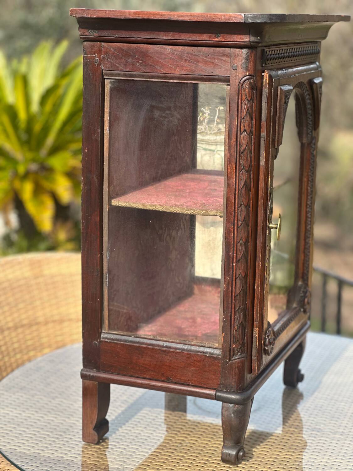Small display cabinet to place in carved solid oak, 19th century.