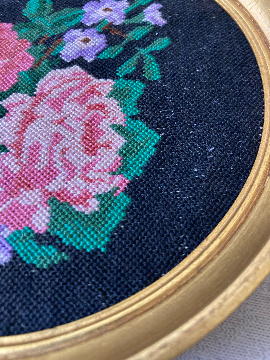 Set of 3 round frames with cross-stitch flowers