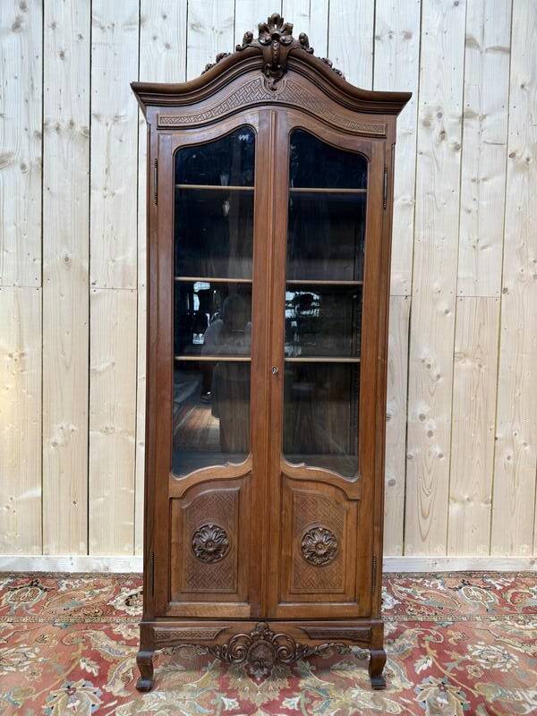 Vitrine - Bibliotheque étroite de style Louis XV en noyer