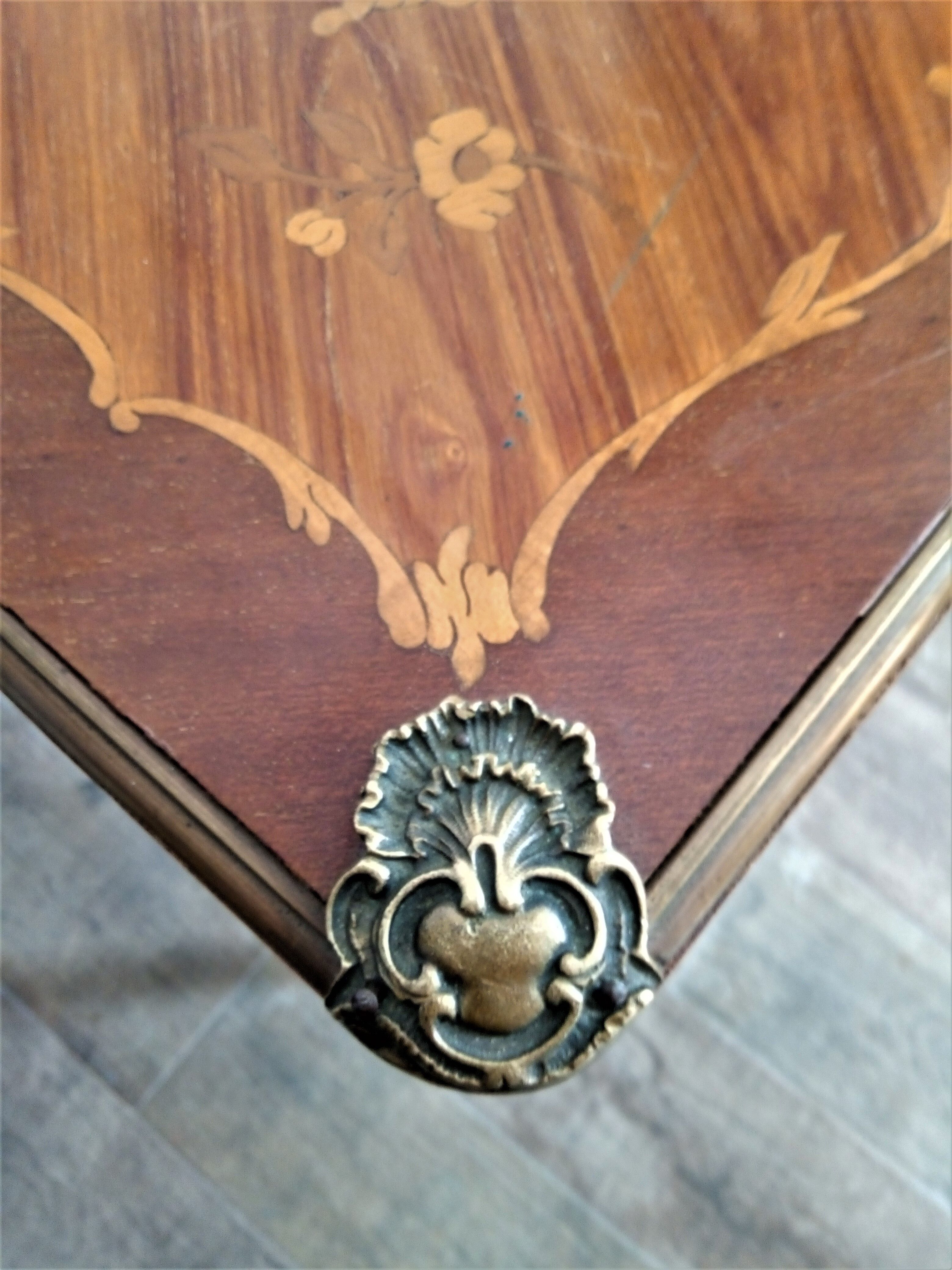 Play table in Louis XV marquetry. Early 20th century.