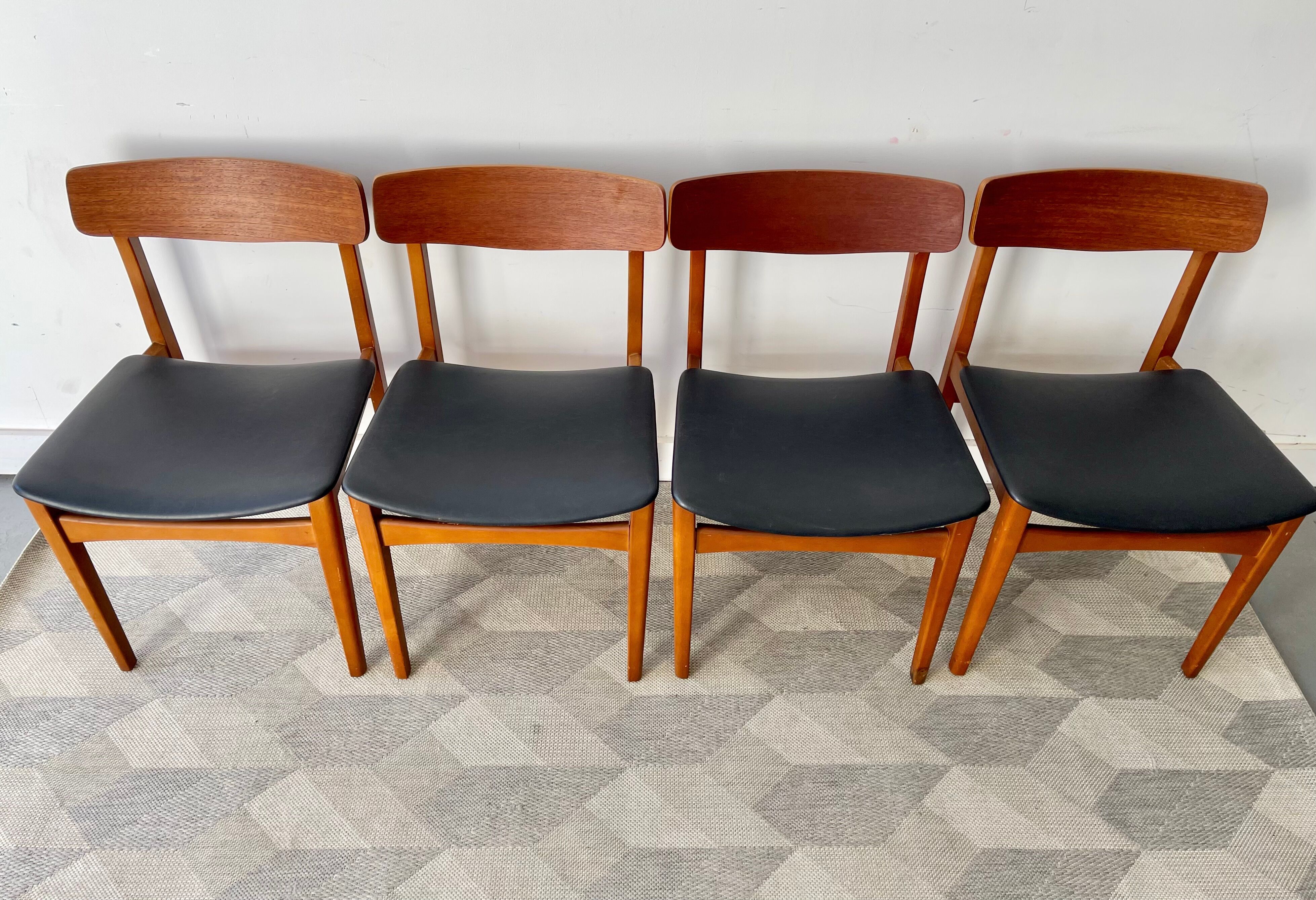 Ensemble de 4 chaises de salle à manger vintage avec vinyle noir