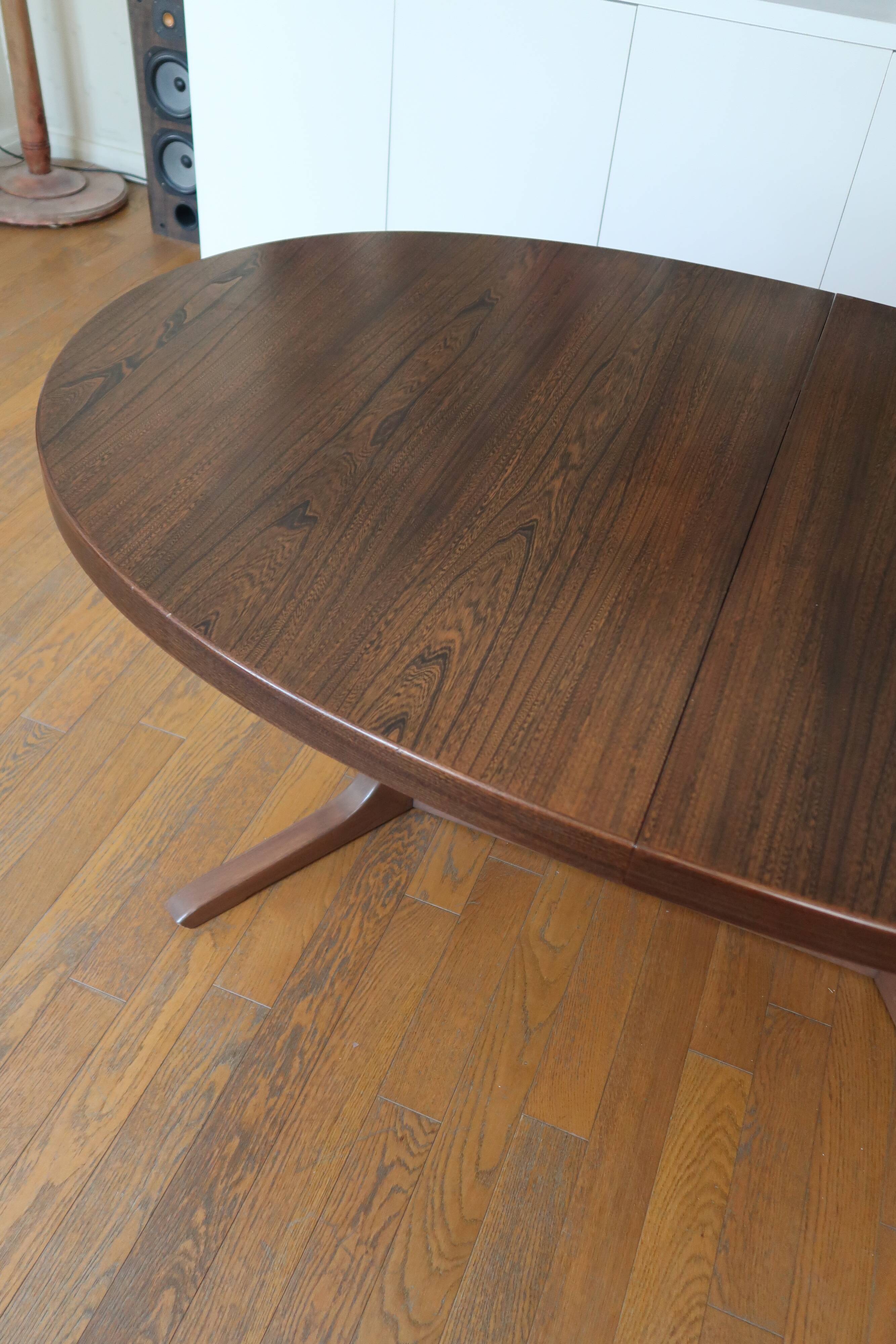 Scandinavian extendable table