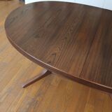 Scandinavian extendable table