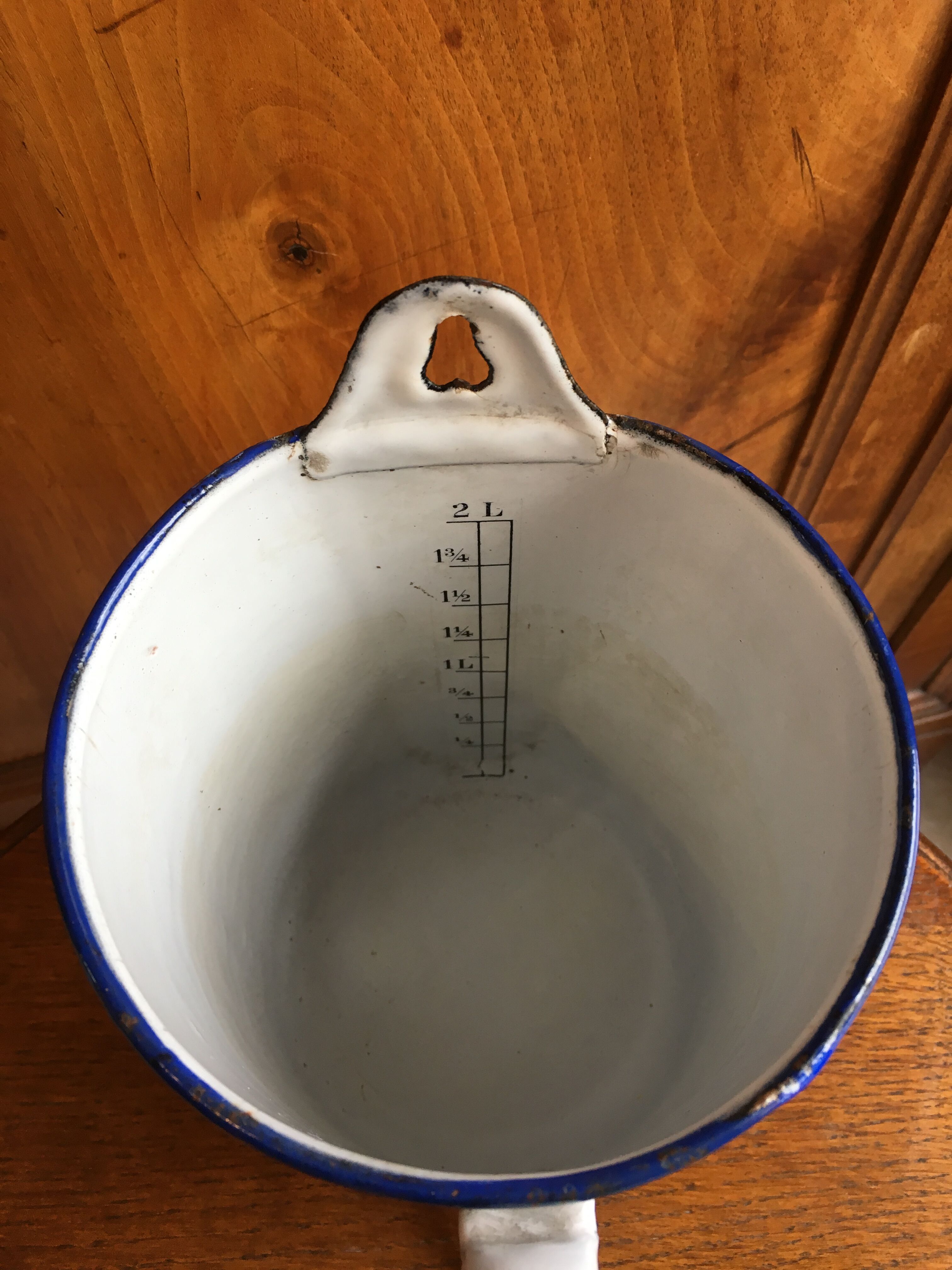 Fountain in old enamelled sheet metal