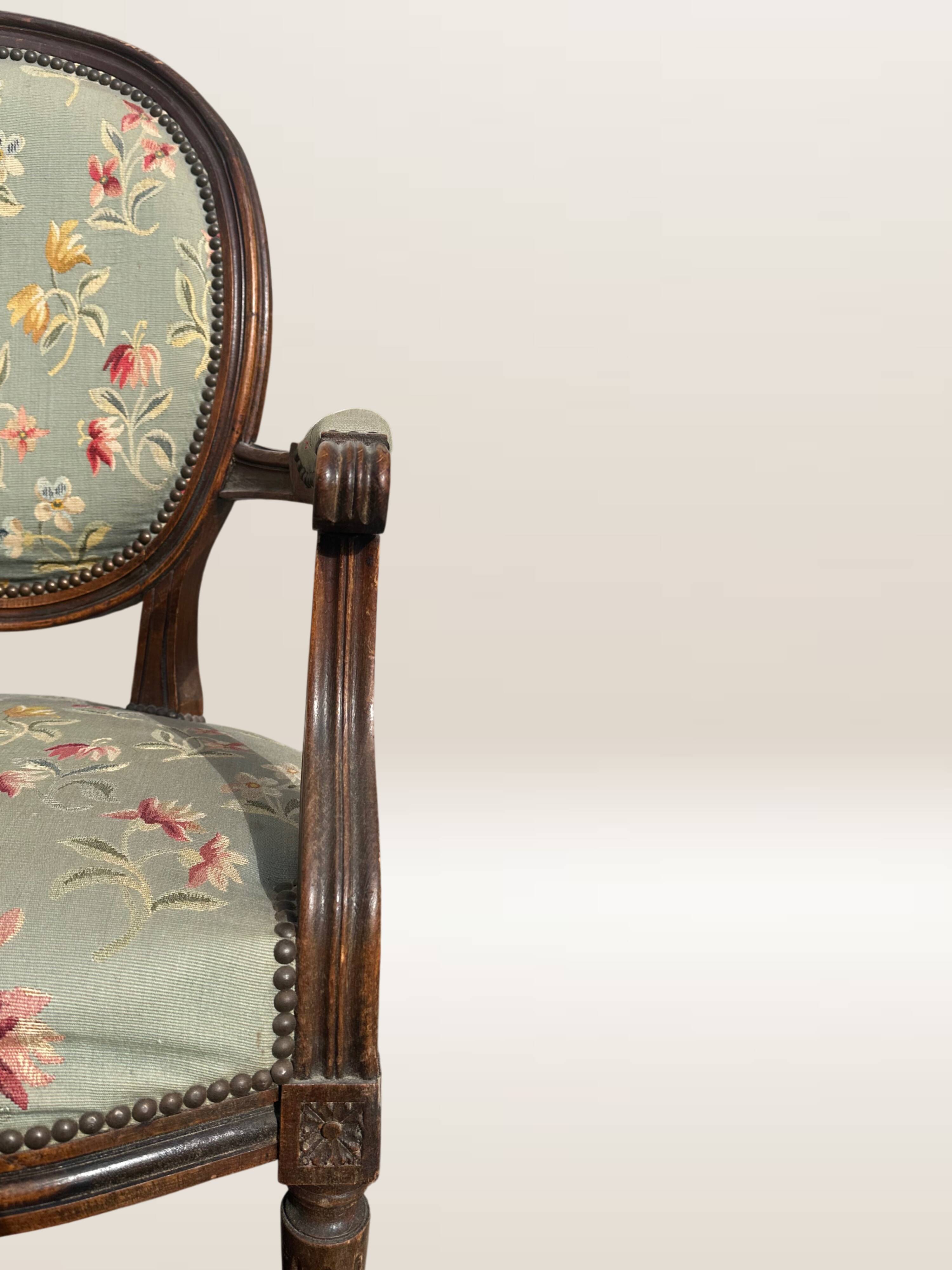 Fauteuil médaillon de style Louis XVI