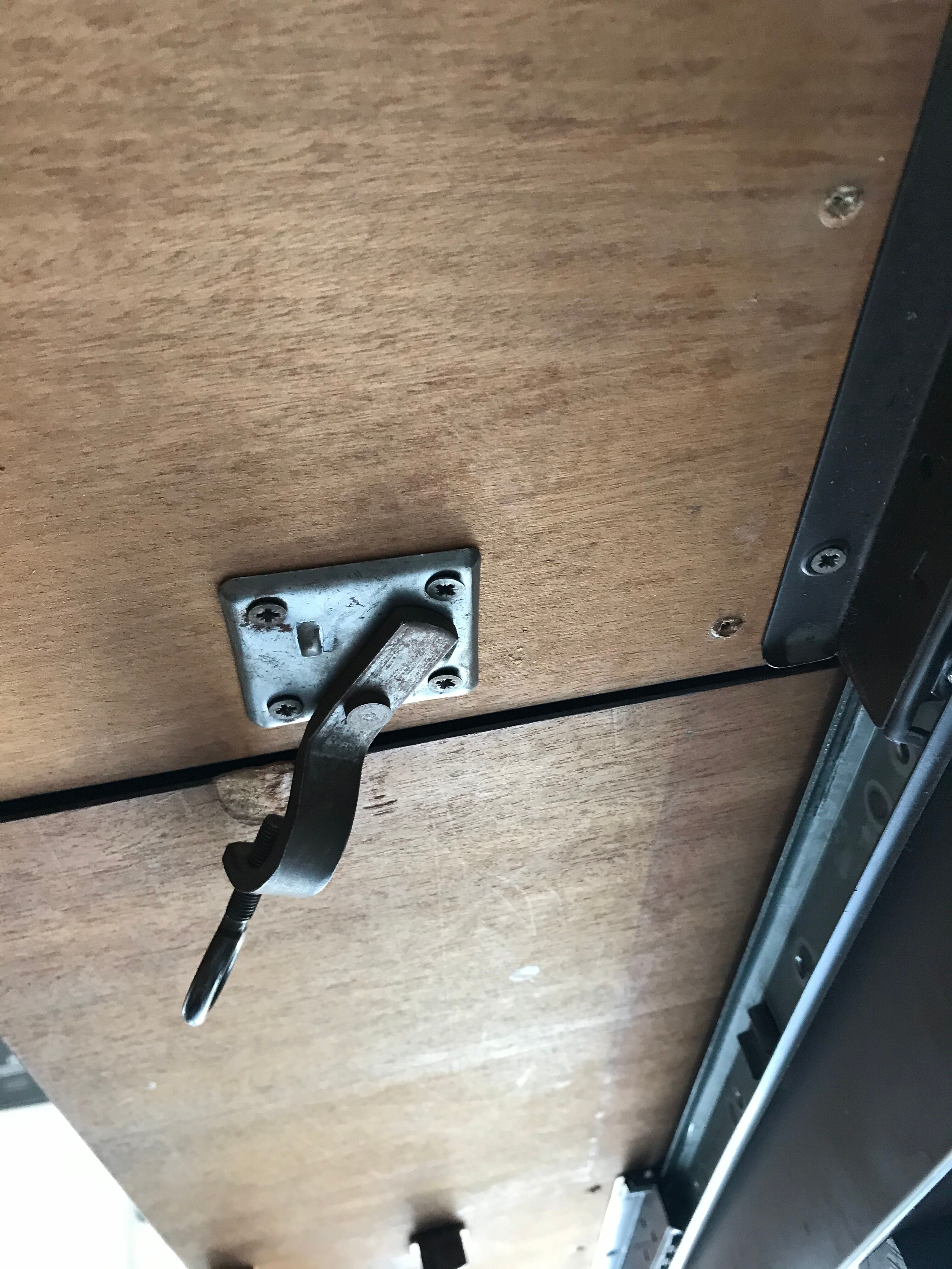 Extendable butterfly extension table